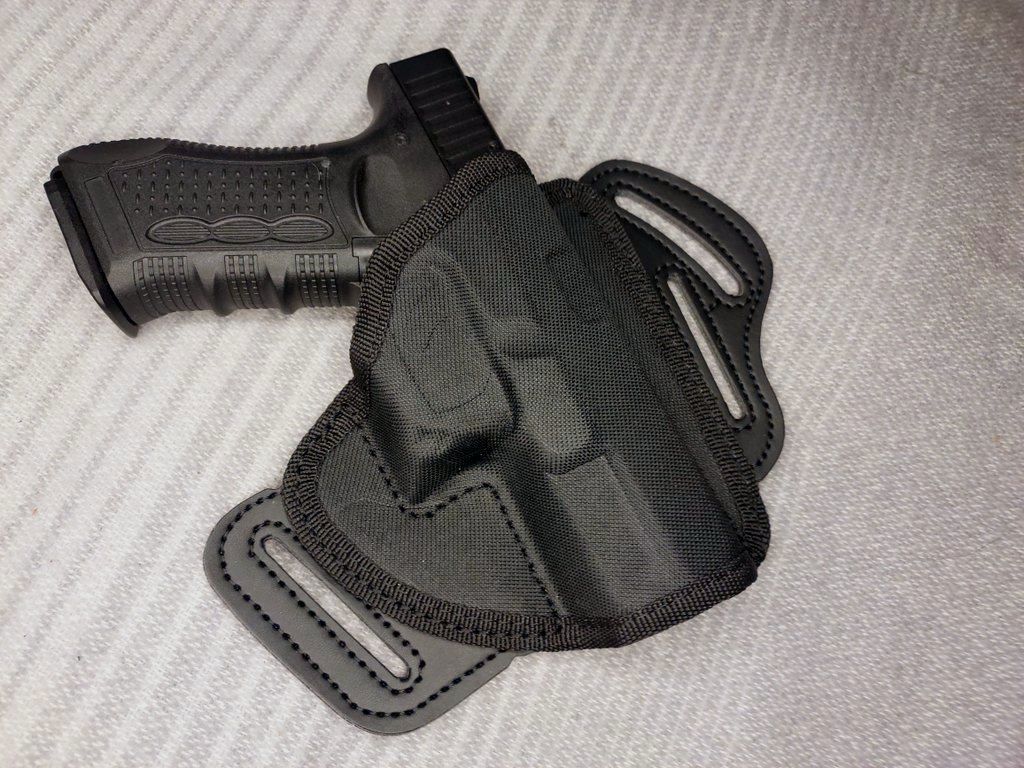 Zoraki 917 pistolet d'alarme 9 mm P.A.K. (PTB 1023) avec un nouvel étui en Cordura First Strike sur mesure.
