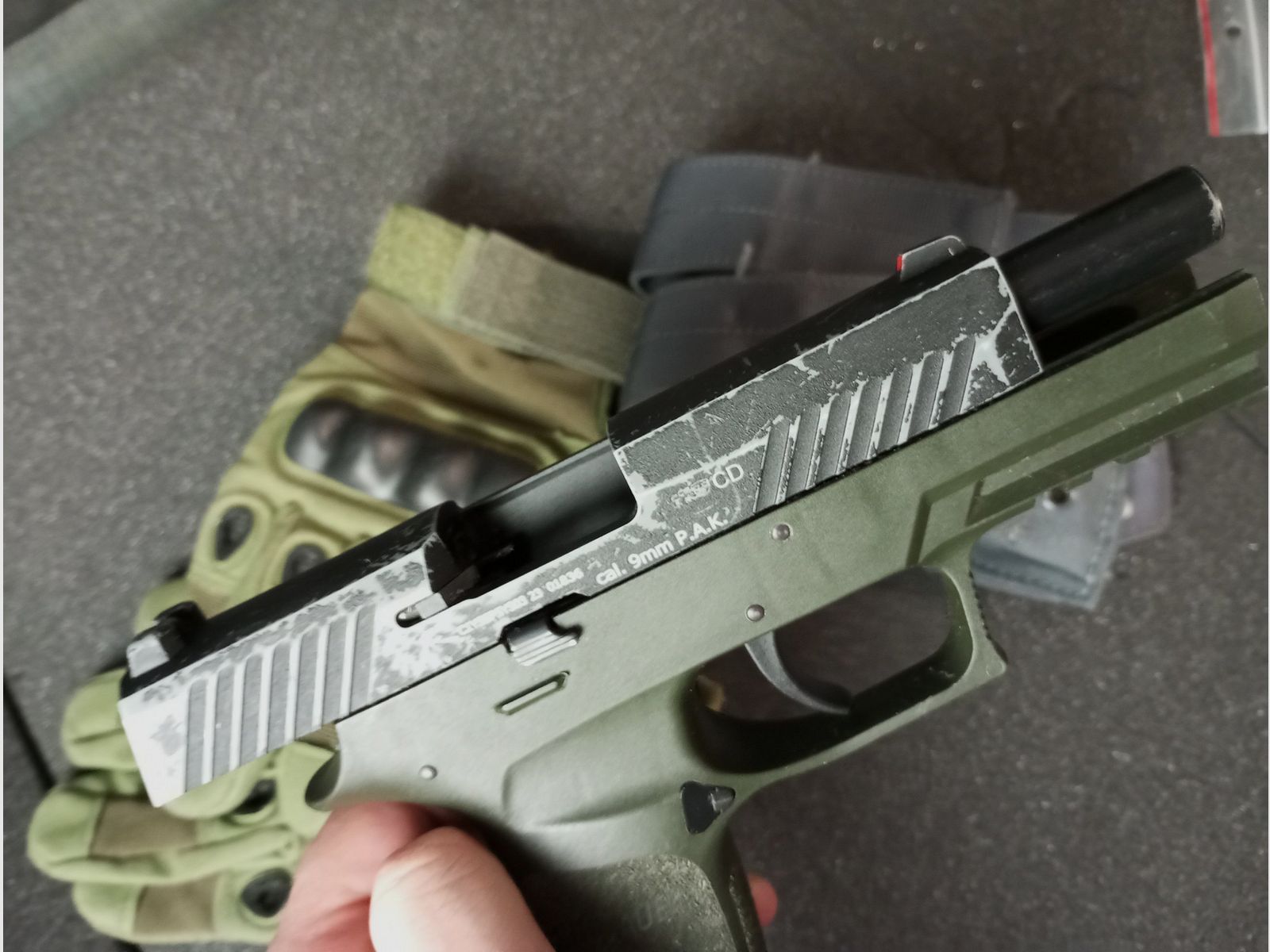 Pistola a salve Sig Sauer P320 OD-Green + 1 caricatore di ricambio + 2 tasche per caricatori + paio di guanti, immagine 4 di 6