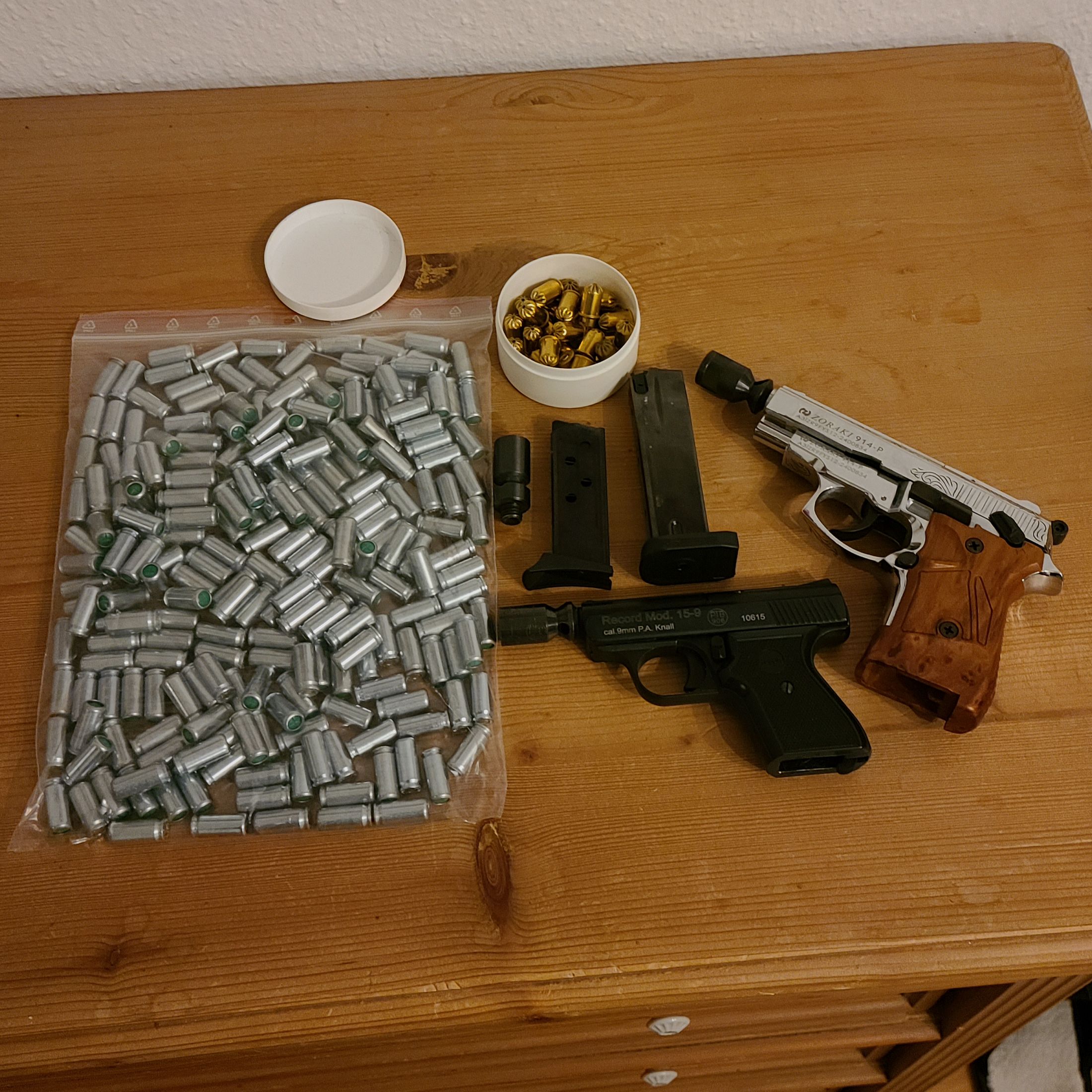 Blank pistols 2 pieces with blank cartridges also revolvers