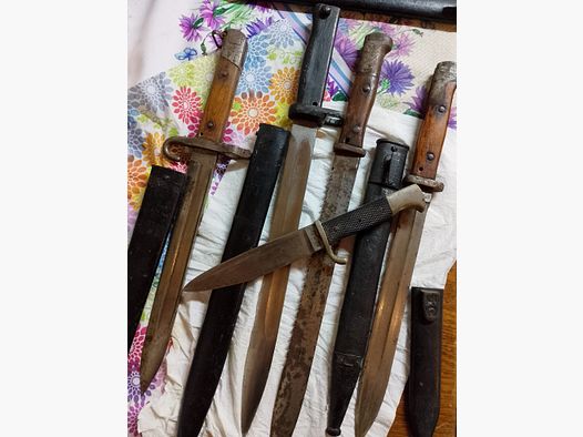 Conjunto de viejas bayonetas de la Primera Guerra Mundial + 1 viejo cuchillo de excursión/escultismo 1939