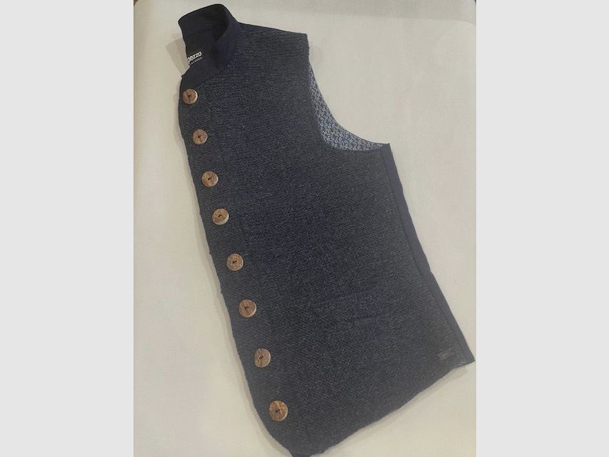 Stuk schapenwollen vest met loden kraag en loden rug voor heren handgebreid in blauw, afbeelding 2 van 3