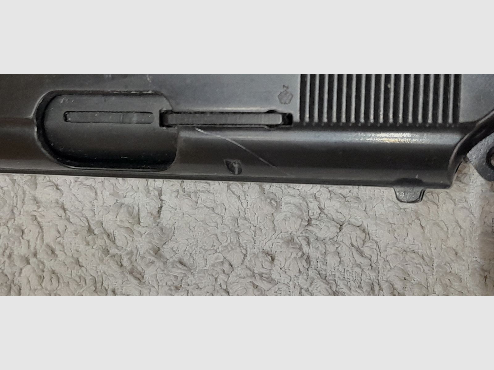 Röhm RG 800, Kal. 8mm K., mit Echtholz-Griffschalen, Abschussbecher und 35 Stück Patronen