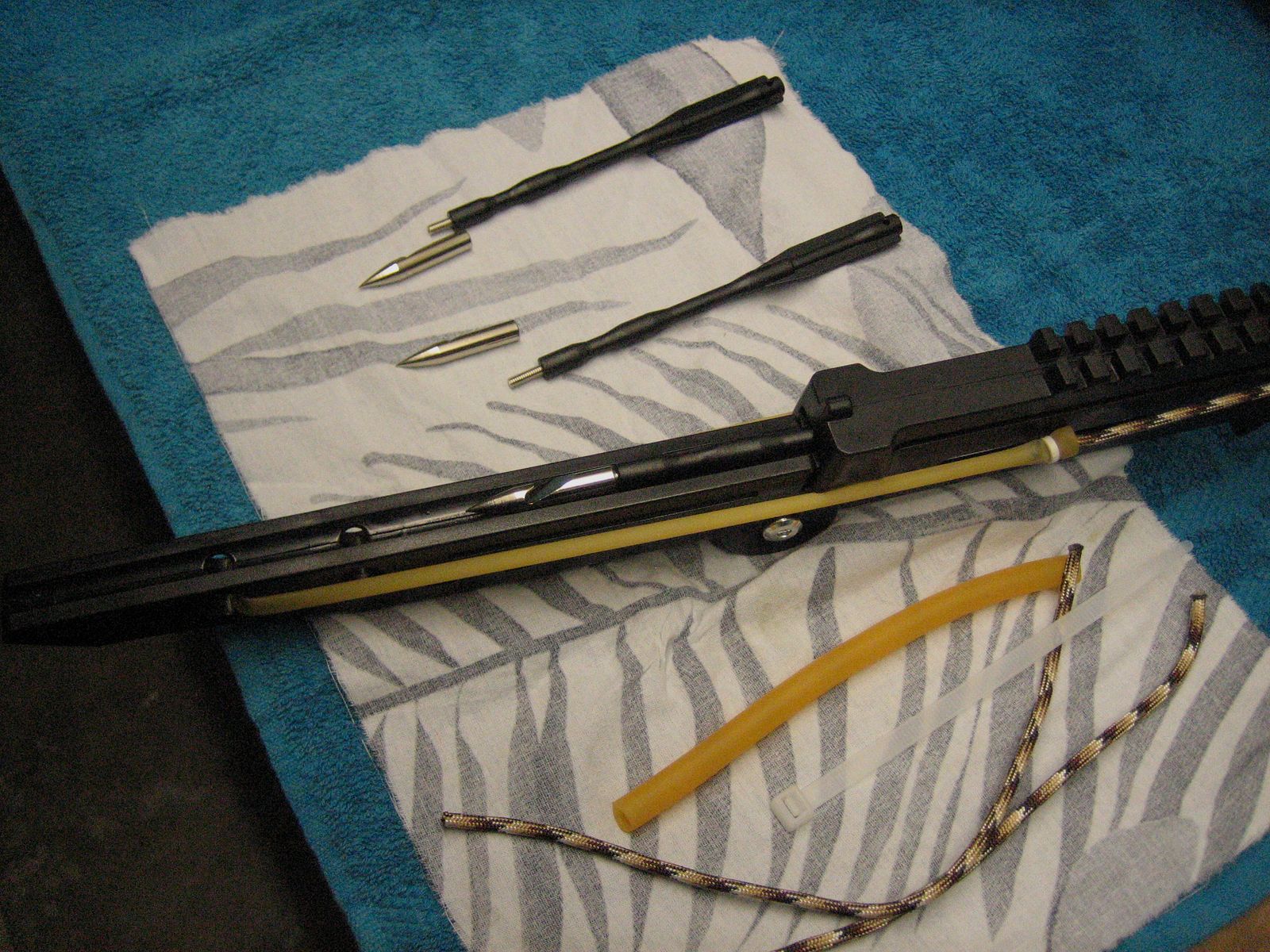 Zwille Schleuder Steinschleuder mit Pfeilen und Stahlkugeln zu verschiessen 