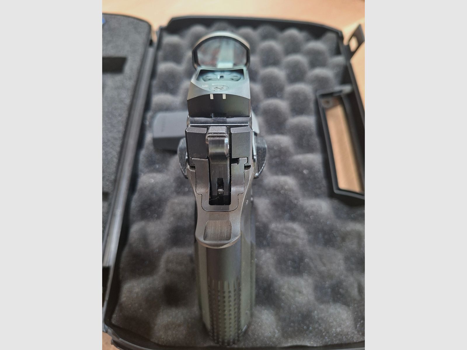 Arma Zeka Sport Optics P1 9mm mit Vortex Venom Leuchtpunkt Visier