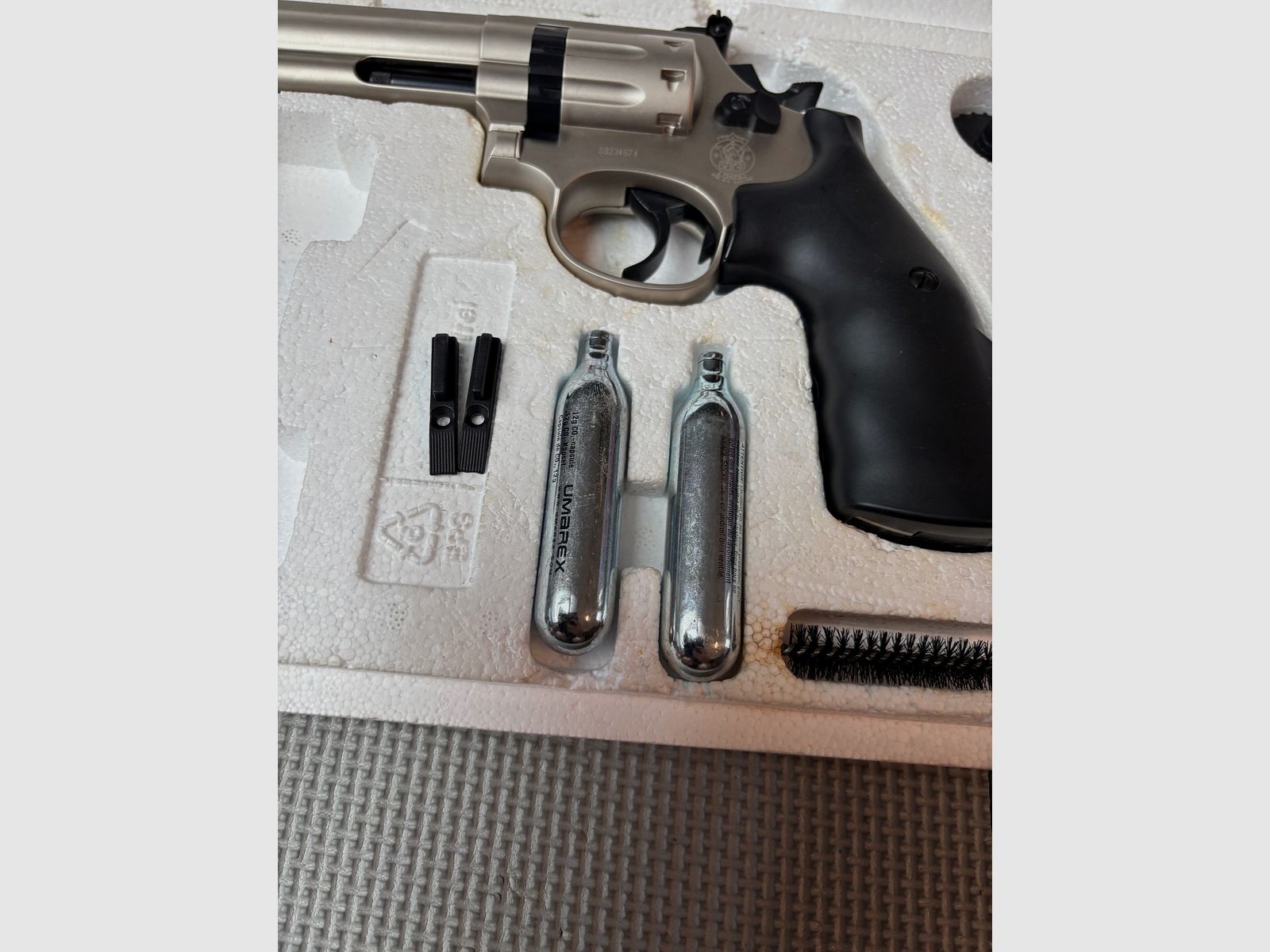 Den Smith & Wesson 686 CO2-Revolver mit einem 8-Zoll-Lauf  Jahr 1999 