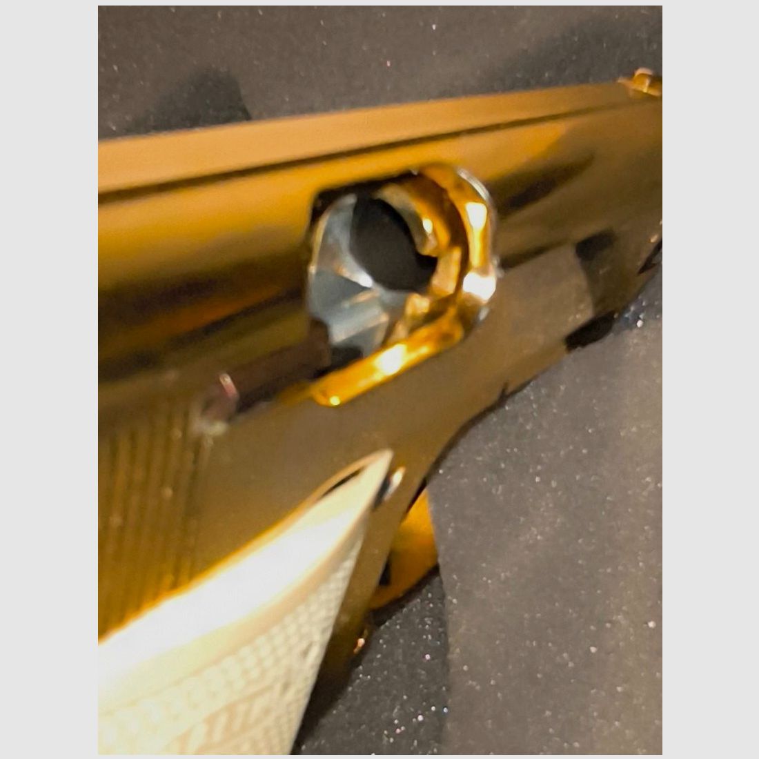 ¡Precio negociable! ⚠️ Atención fans de James Bond - ¡Rara auténtica! - Pieza de vitrina y sin disparar!!! Edición especial limitada GoldenEye de los años 90 - Walther PP dorado con empuñaduras blancas y certificado, así como cinta VHS, además de un cargador adicional con fondo plano, PTB No. 620, absolutamente como nuevo, ópticamente y funcionalmente en un estado impecable y sin disparar!! ⚠️ ¡Gastos de envío gratis!!
