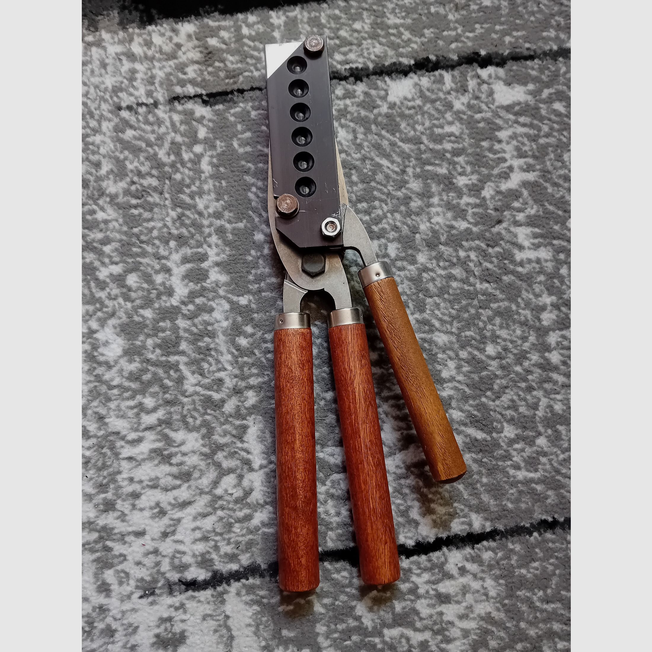 LEE 6-fach Kokille für Kegel Flachkopf Geschosse . 10mm Auto/.40 S&W mit Holzgriff neuwertig