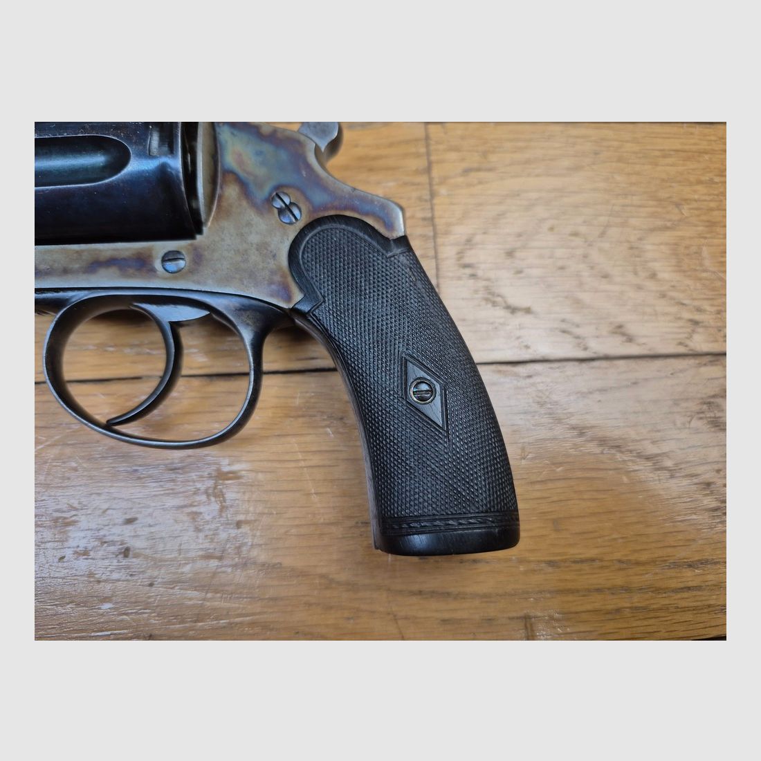 Sehr schöner Revolver D.D.Oury – 8mm 1892 – Marmorierte Rahmen – Wunderschöne Brünierung – Lebendige Pulverstempel von Lüttich – Ebenholz-Griffschalen – SA / DA – Spiegelkammern und Lauf – Rechts drehendes Trommelmagazin – Echte Smith & Wesson Bodyguard aus der schönen Epoche! – Kategorie D – TBE++, Bild 19 von 22