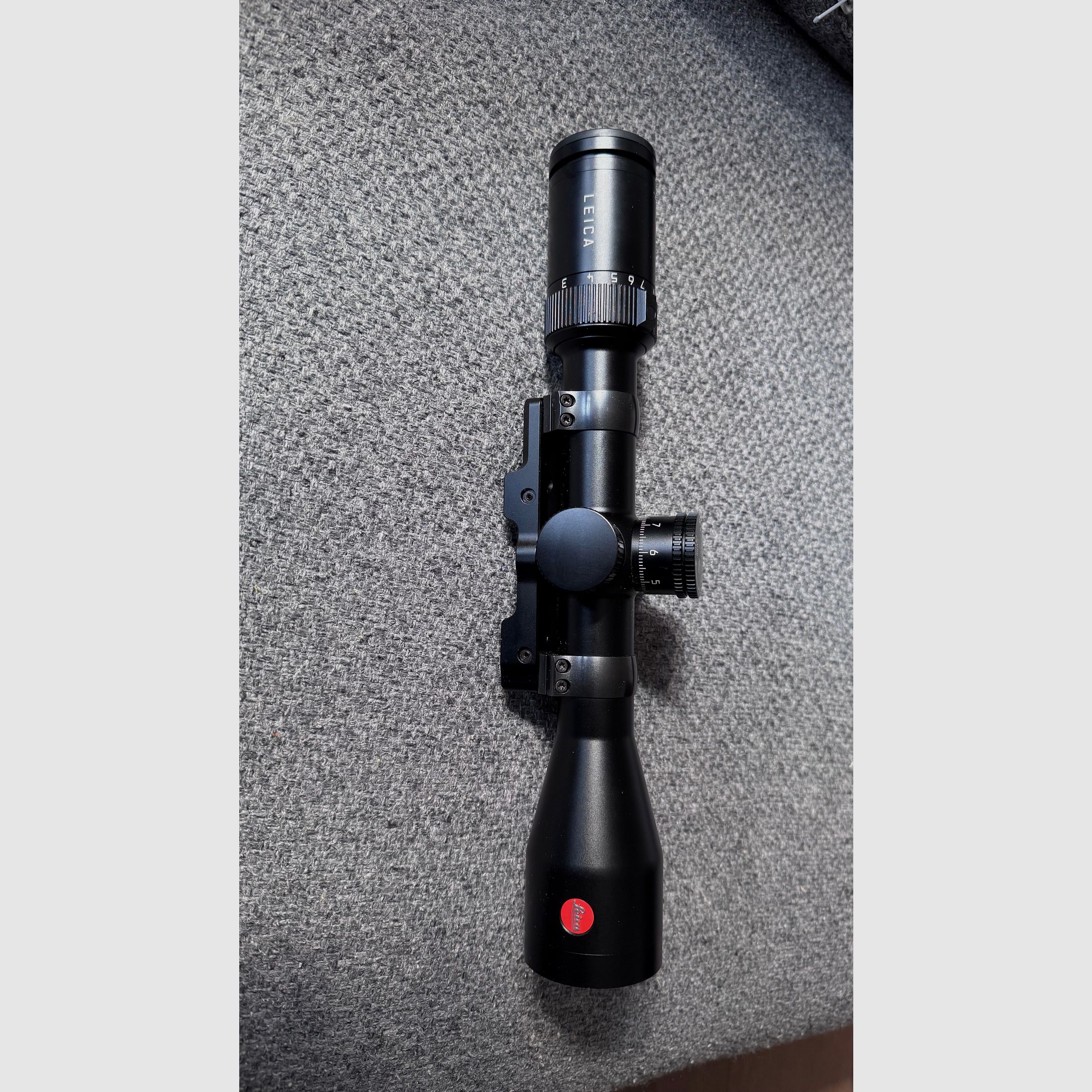 Leica Amplus 3-18x42 con aspecto de caza