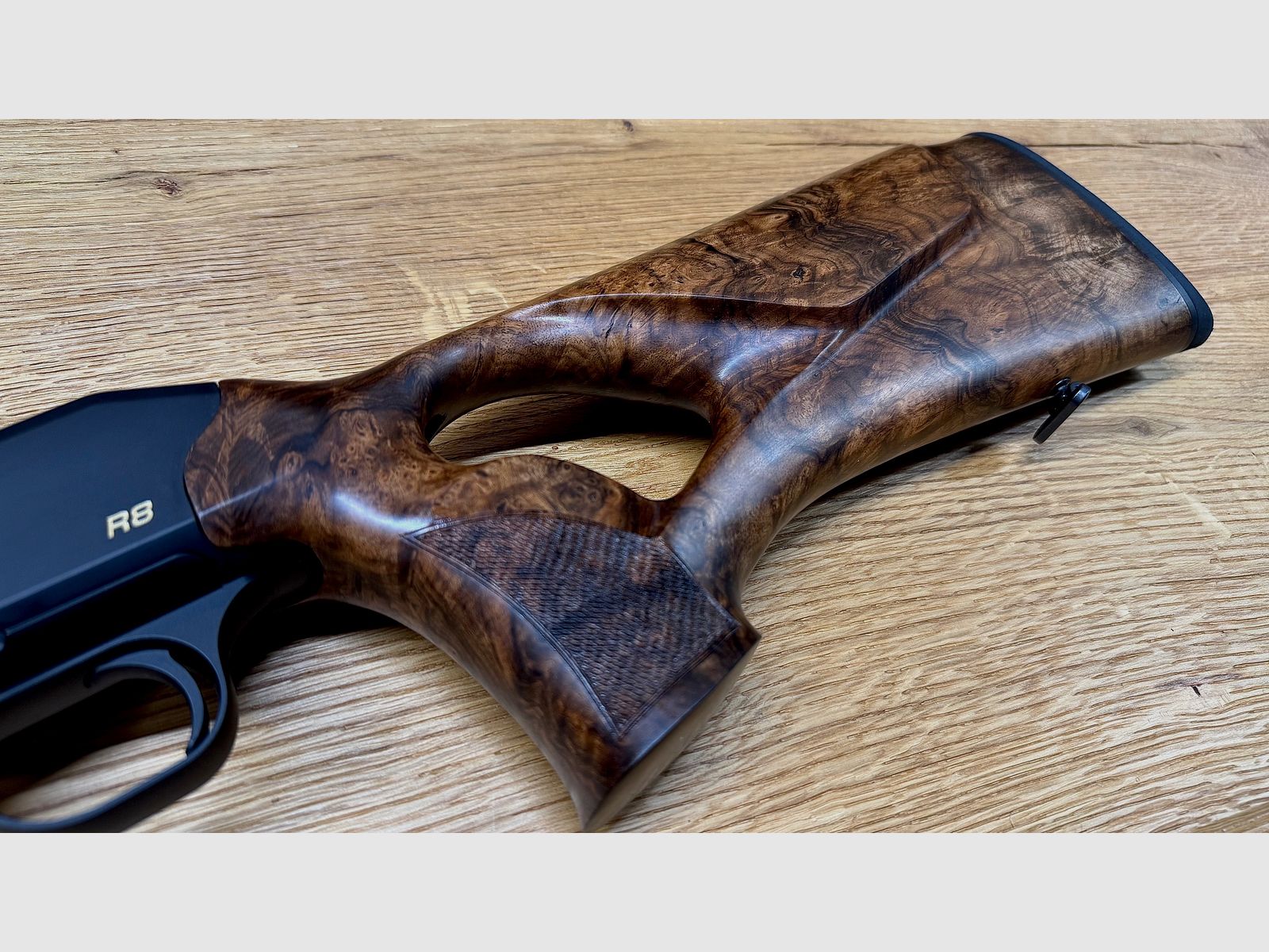 Blaser R8 Holzschaft/Lochschaft mit System, traumhafter, außergewöhnlicher Zubehör-Lochschaft HK 8-9, goldenes R8 Logo