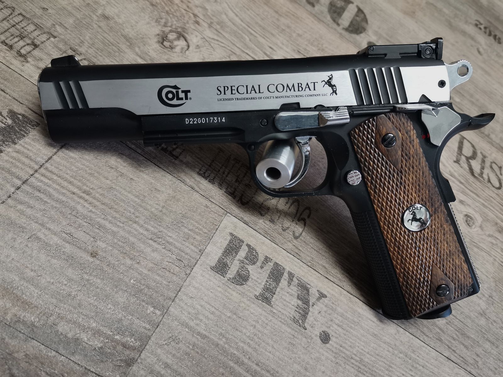 Colt Special Combat Classic CO2 4,5mm BB de acero VOLLMETALL en SET