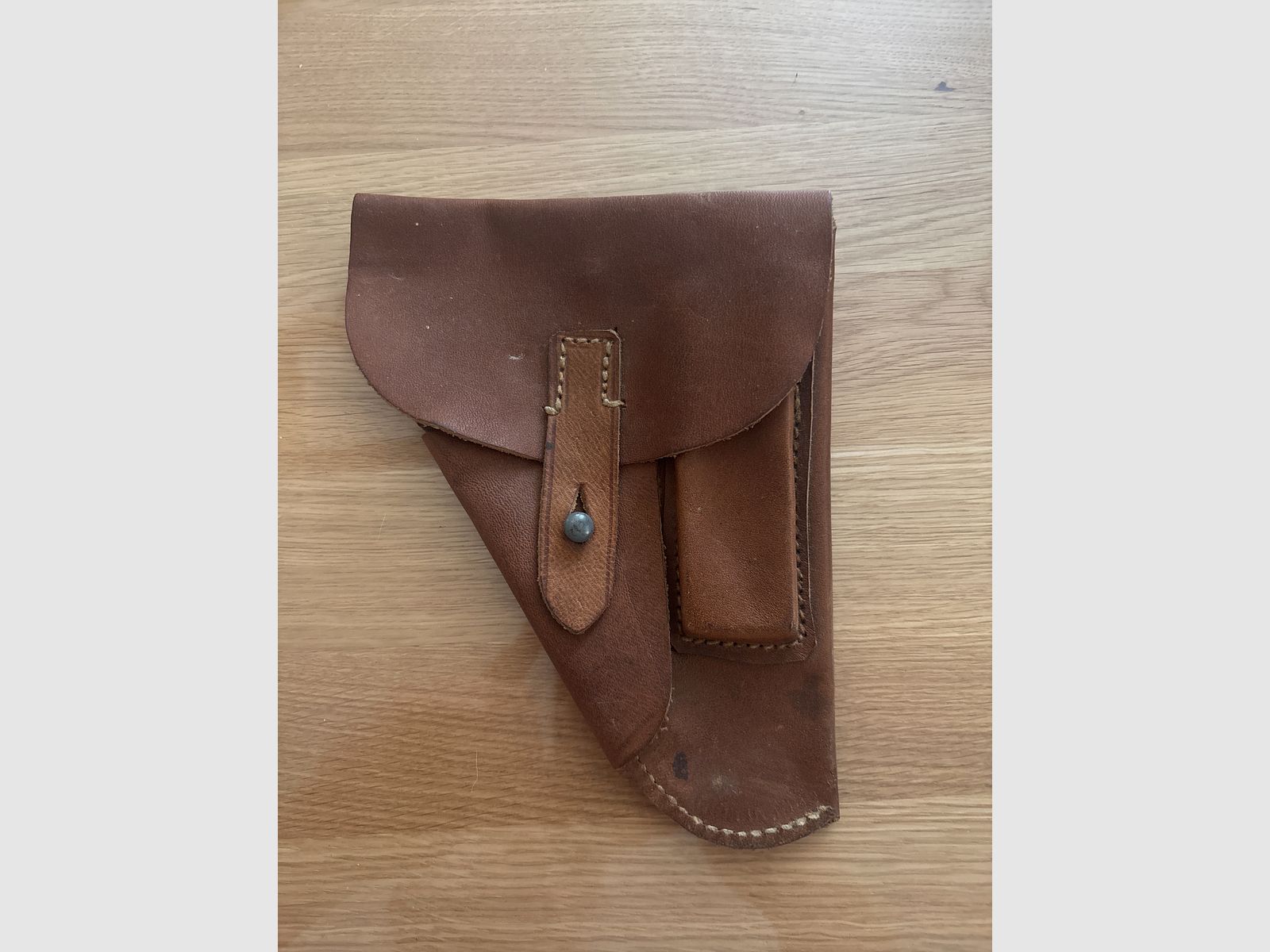 Verschiedene Holster aus Leder