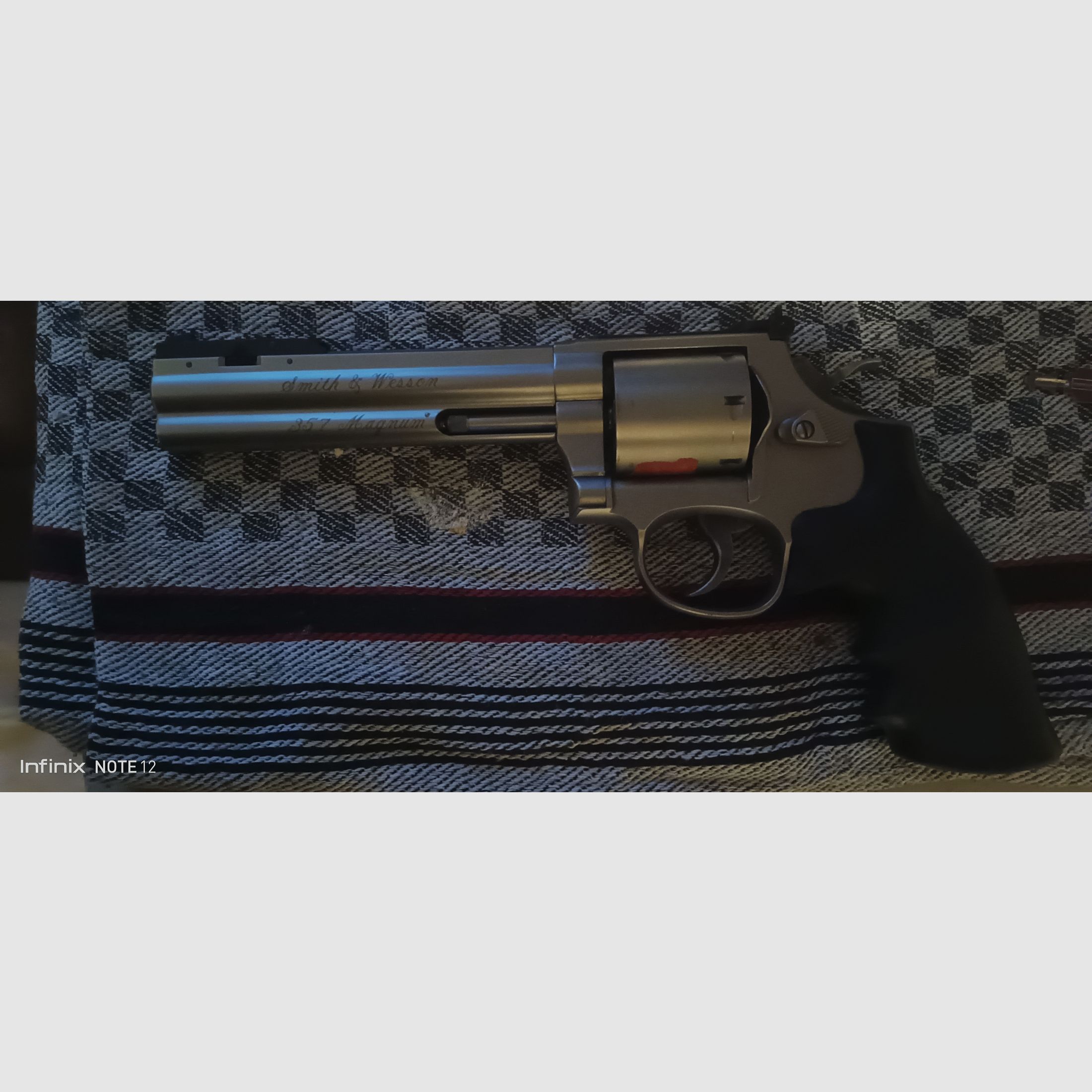 Smith & Wesson Revolver 357 mag. Silber/ Griff schwarz 