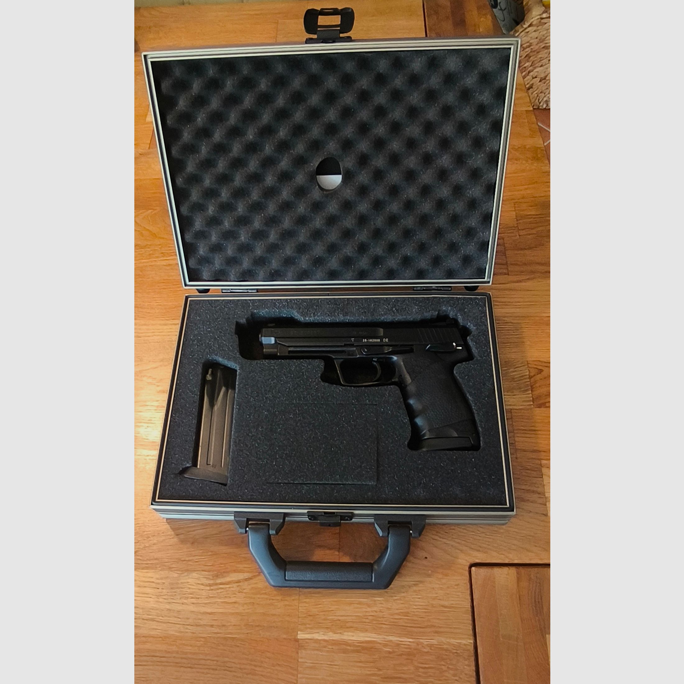 Heckler USP Expert .45 mit Wechselsystem 9mm und Merkle Abzug