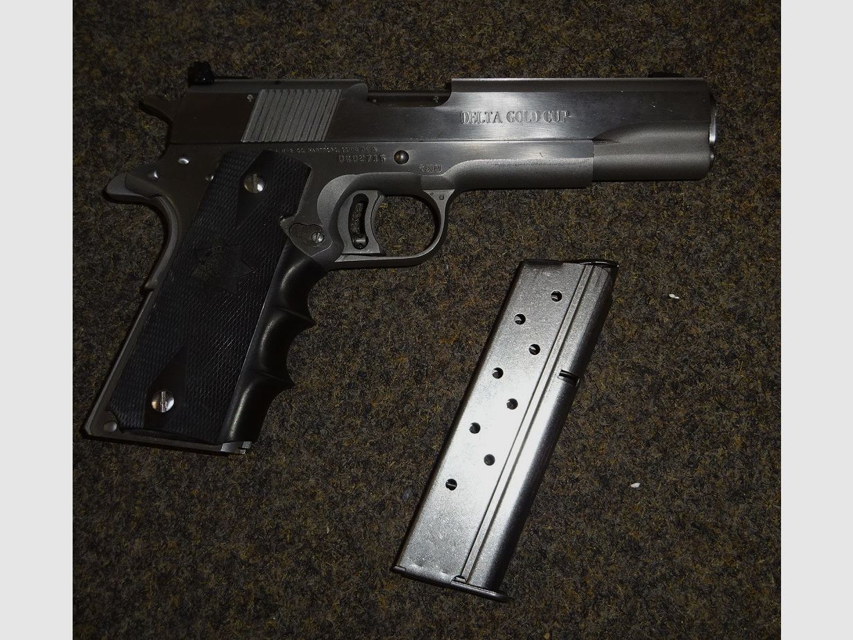 Collector's item: COLT Delta Gold Cup in 10mmAuto in somewhat damaged original packaging