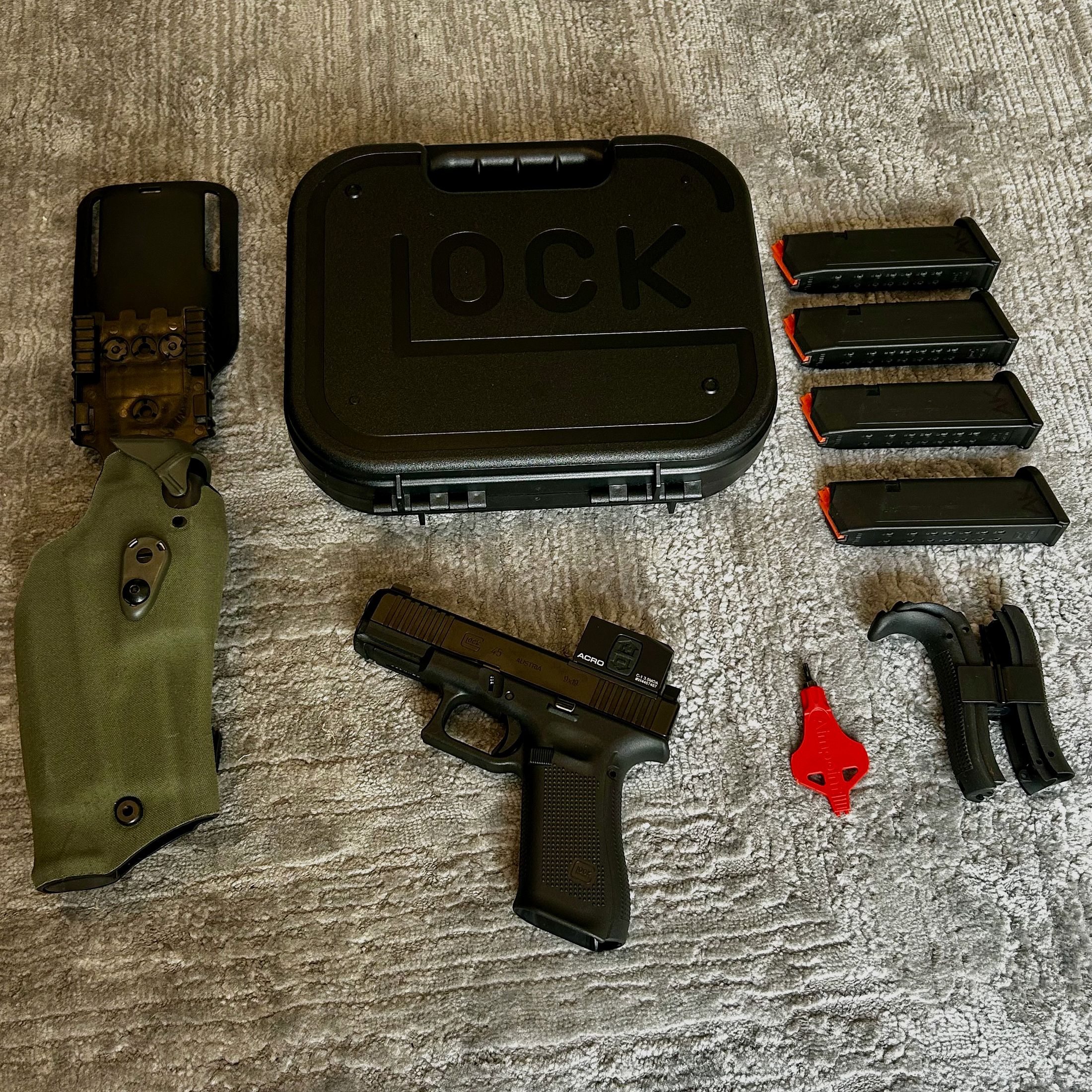 Glock 45 MOS FS Kal. 9mm + AIMPOINT ACRO + SAFARILAND Holster