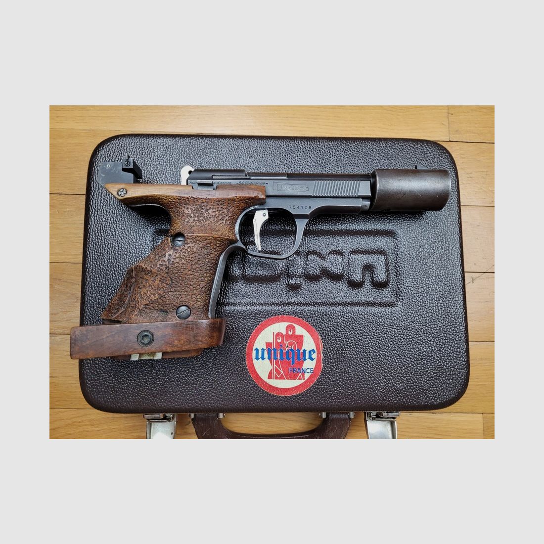 Très bon pistolet Unique modèle DES 69 – calibre 22LR – avec son contre-poids – Deux chargeurs et sa mallette de transport – Grande précision – Inusable – Du top Made in France ! TBE, image 3 sur 22