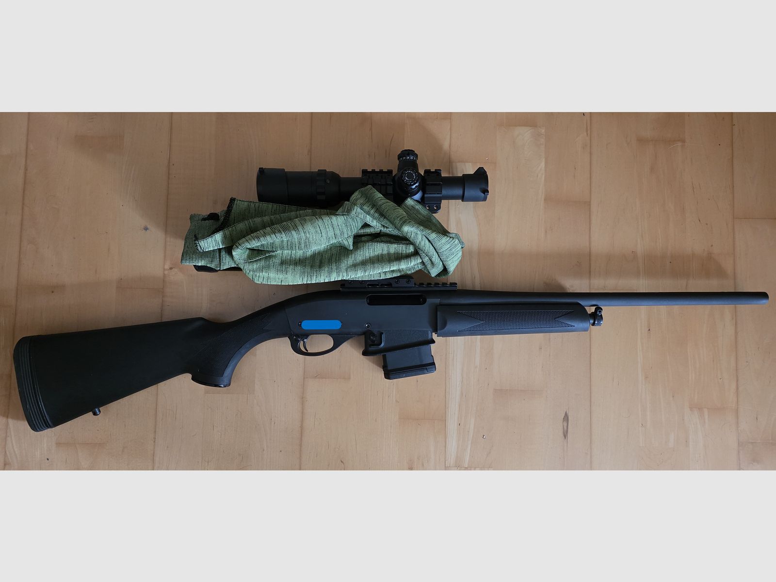 Remington 7615 Police carabina a ripetizione con calcio anteriore, calibro .223 Rem, inclusa ottica da caccia Falke 1-6x24, montaggio a blocco, borsa in pelle, condizioni eccellenti