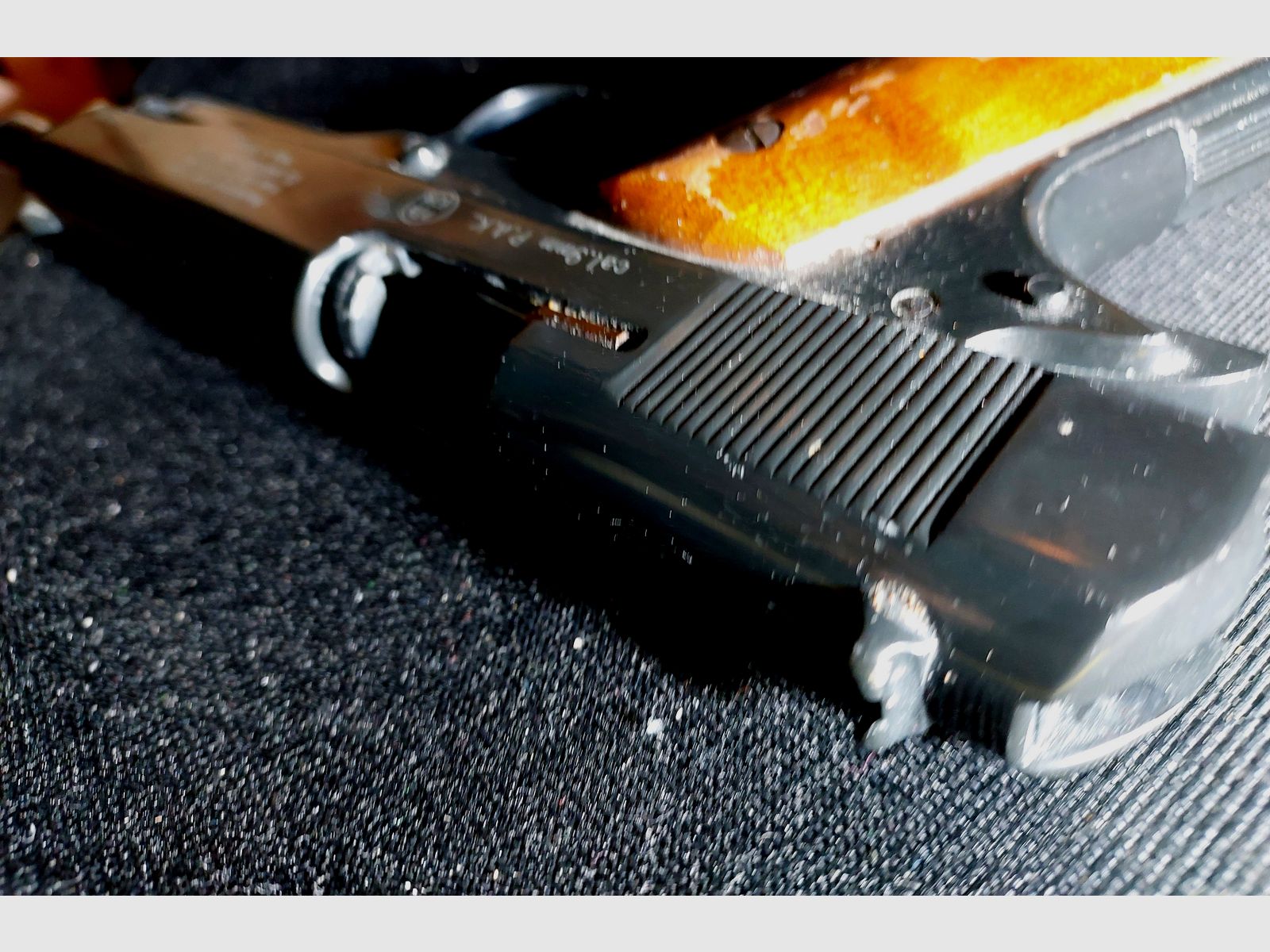 Colt Government 1911 A1 Schreckschuss Pistole 9mm P.A.K. (PTB 774) "vintage Holzgriffe