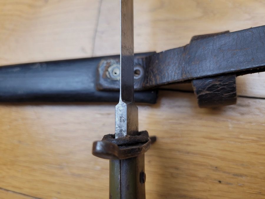 Guter Dolch – DEMAG Bajonett – Ersatz EB1 – Gutes Futteral und Befestigung des Modells – Lackierung – TBE, Bild 10 von 11