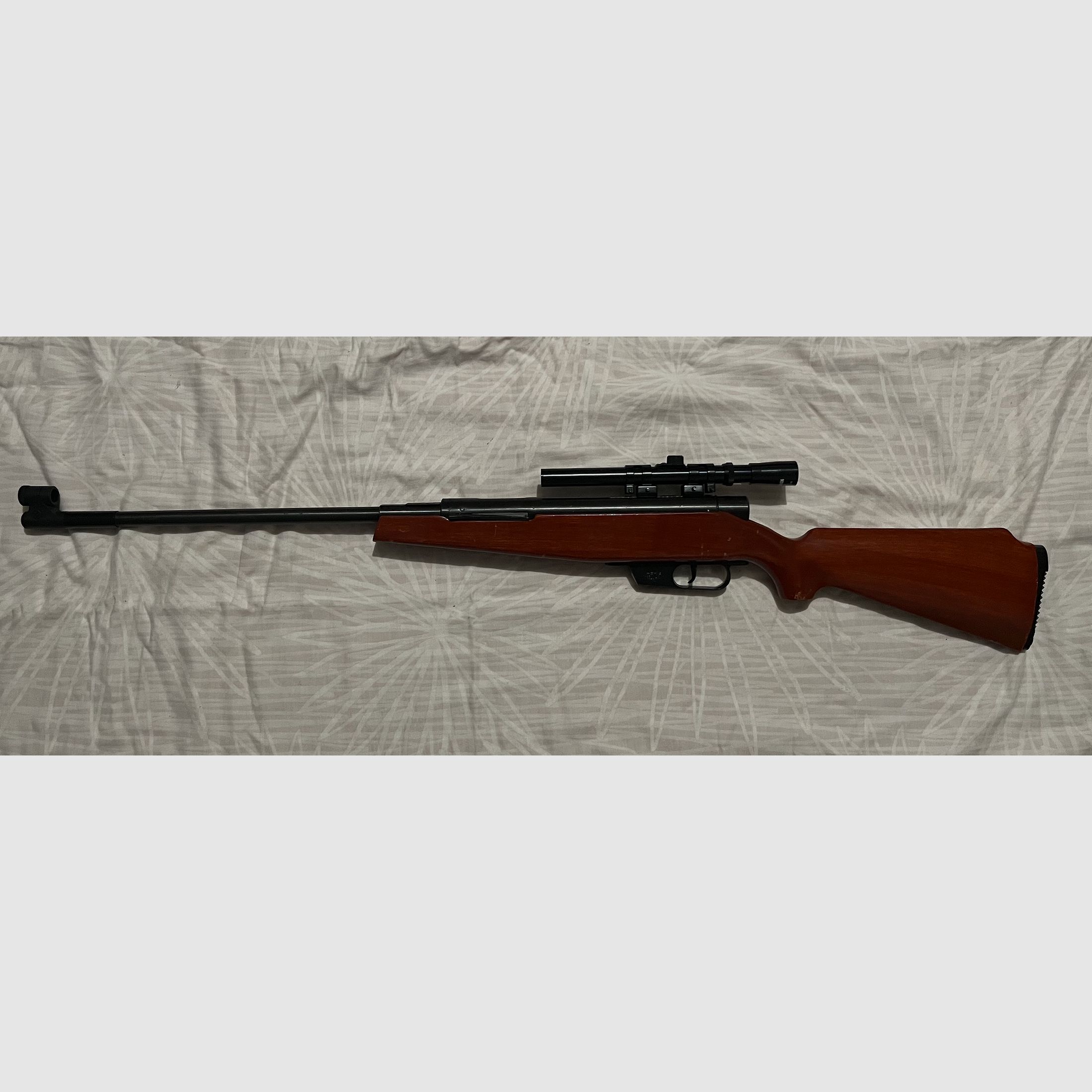 Fünf  Luftgewehre abzugeben. 1 Gewehr Suhl. 1 Gewehr Umarex. 3 Gewehre Lion Brand. Siehe Photo. 