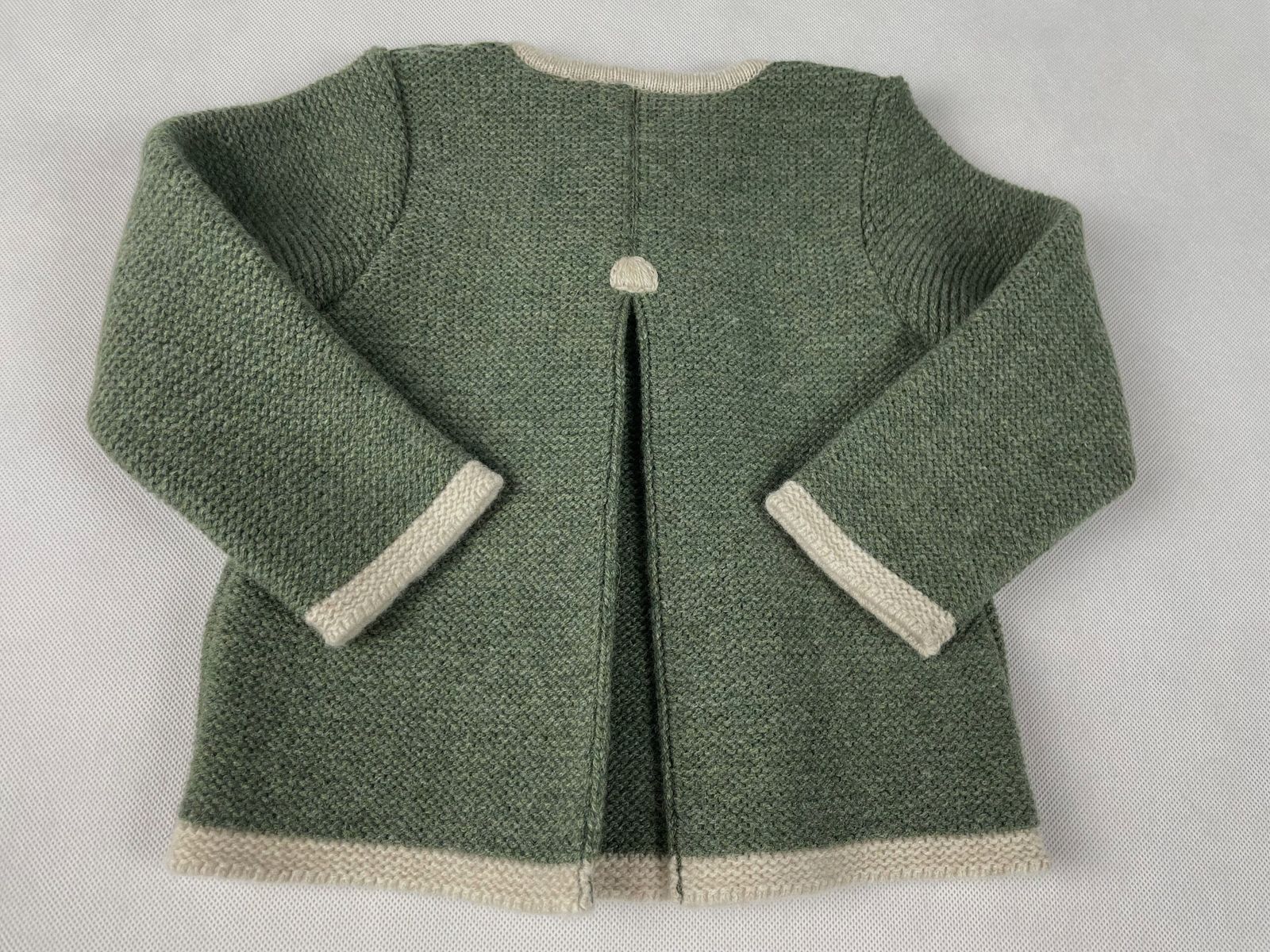 Kinder Strickjacke mit Falte Merinowolle Salbeigrün/Beige, Bild 2 von 2