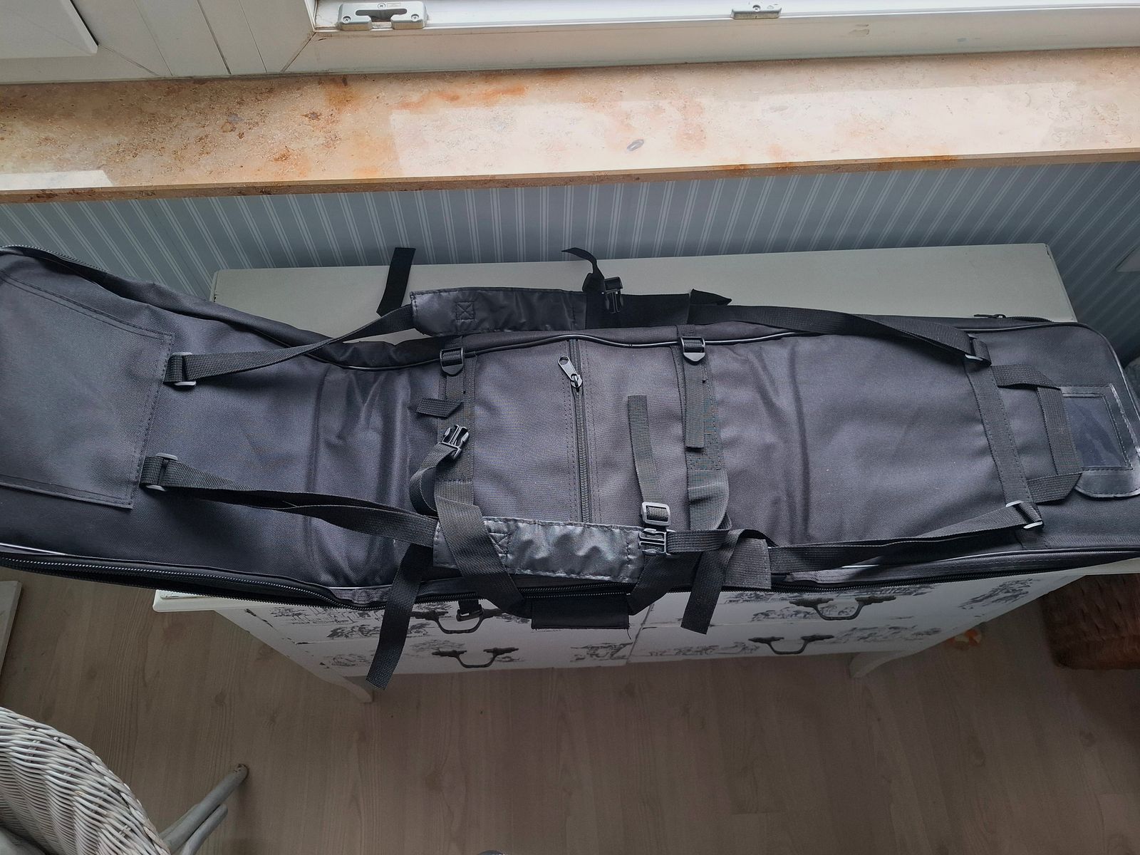 Geweertas gepokstert. Met schouderriem enz.