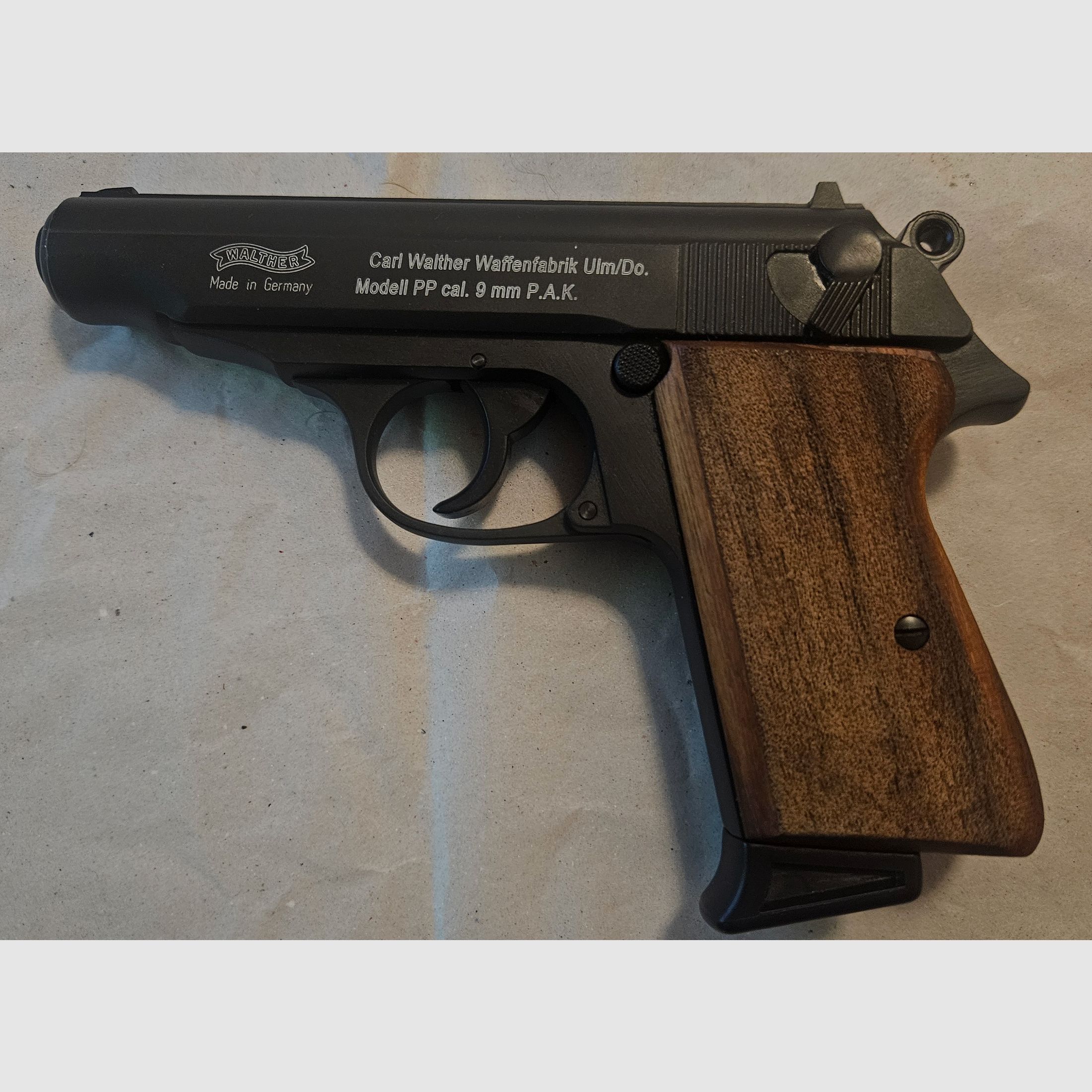 Walther PP Schreckschuss Pistole Kal. 9mm P.A.K. schwarz brüniert braune Griffschalen