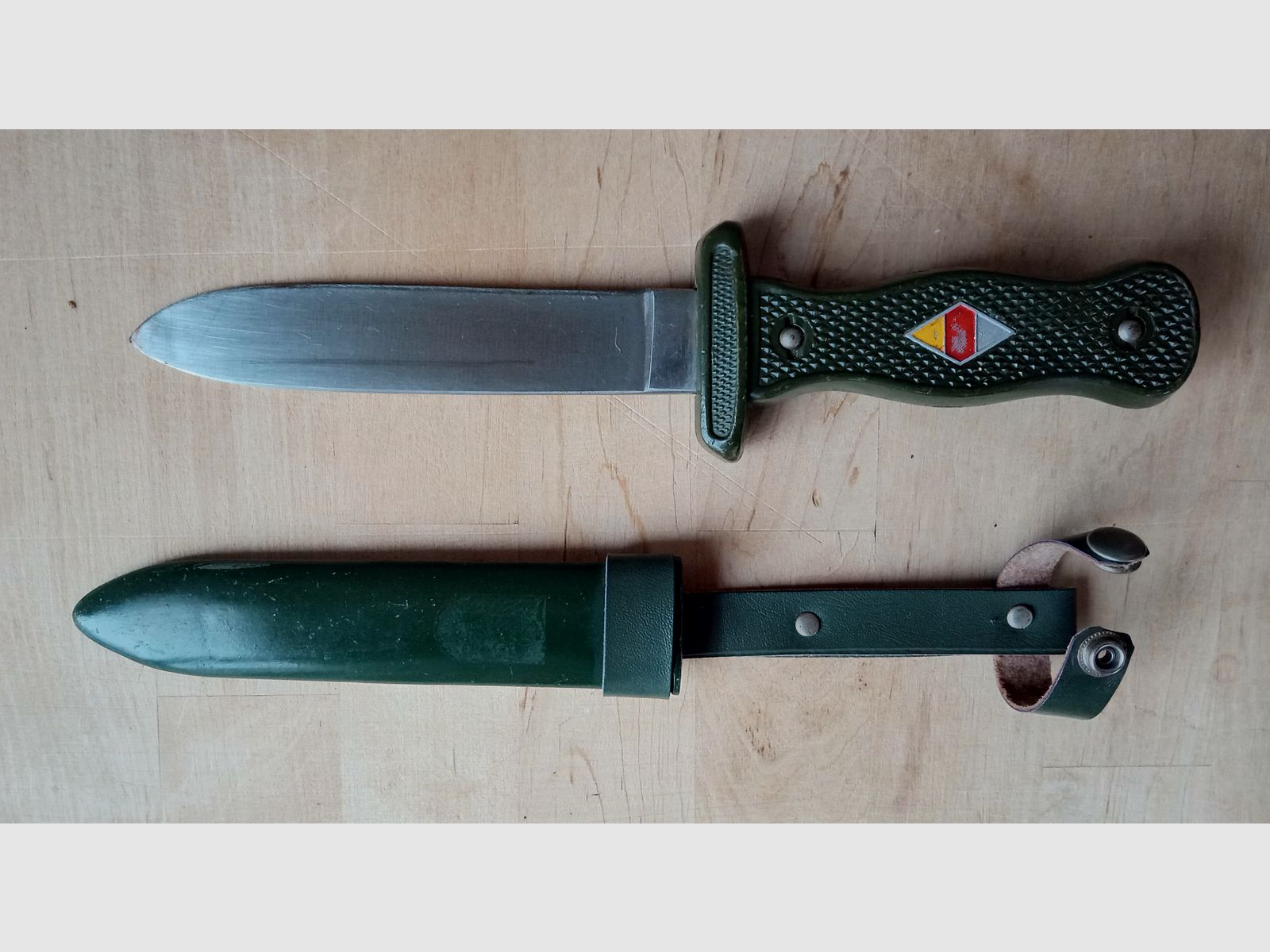 Original travel knife from Hubertus Solingen from the Cold War, based on the BW combat knife and visually inspired by the HJ travel knife.