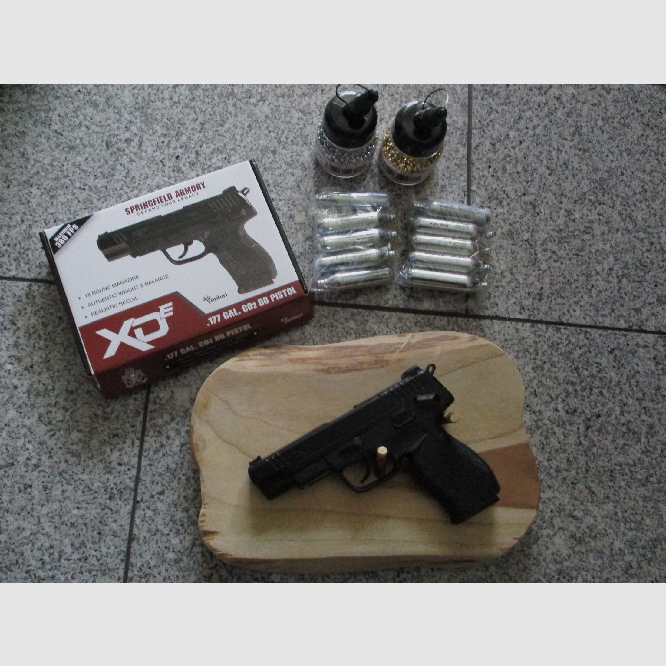 Springfield XDE 4,5 mm BB Co2-Pistole  +  2x 1500 BB  +  18 Umarex 12g Kapseln  +  Wandbrett  NEU