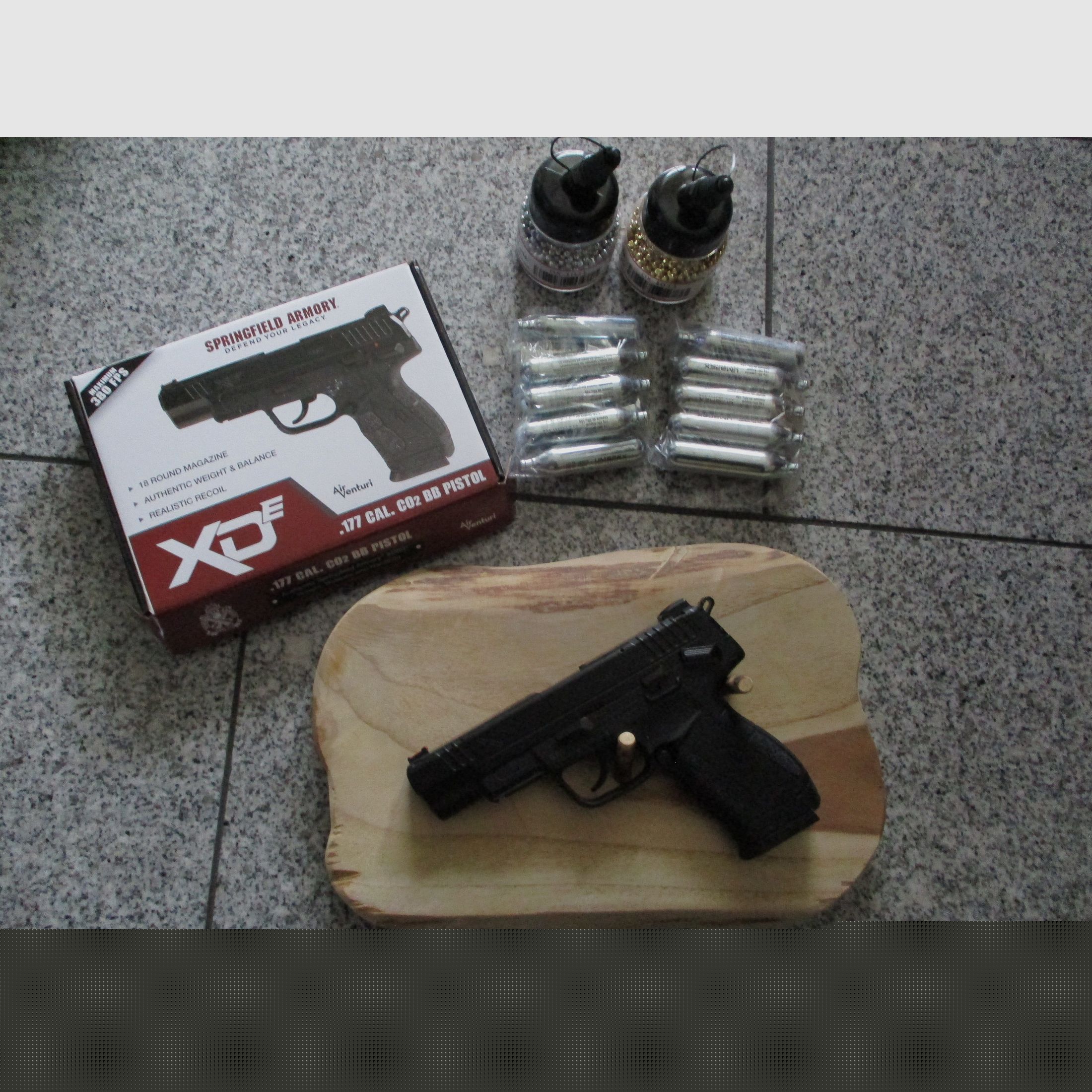 Springfield XDE 4,5 mm BB Co2-Pistole + 2x 1500 BB + 18 Umarex 12g Kapseln + Wandbrett NEU
