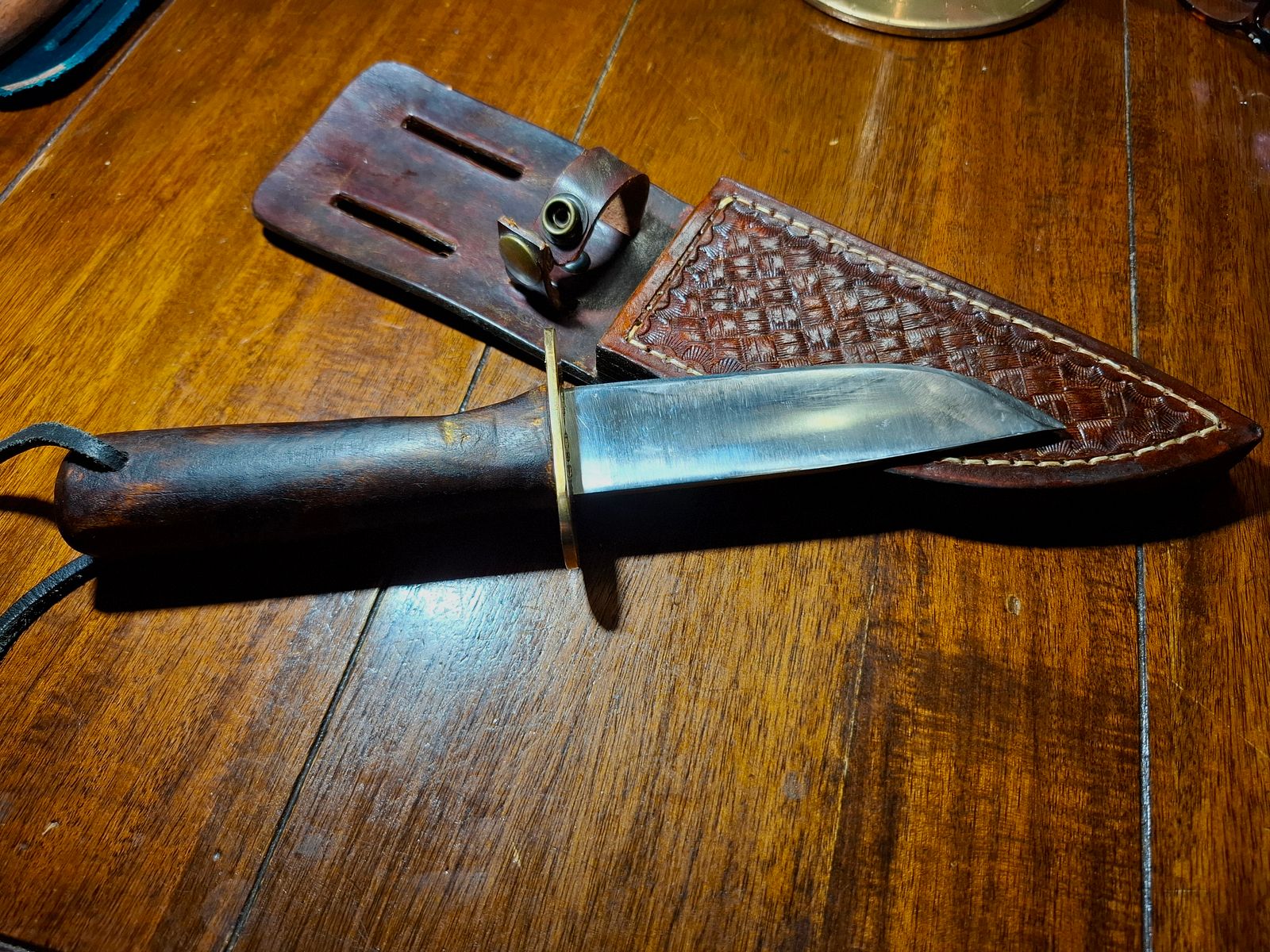 Handgearbeitetes Jagdmesser mit Scheide