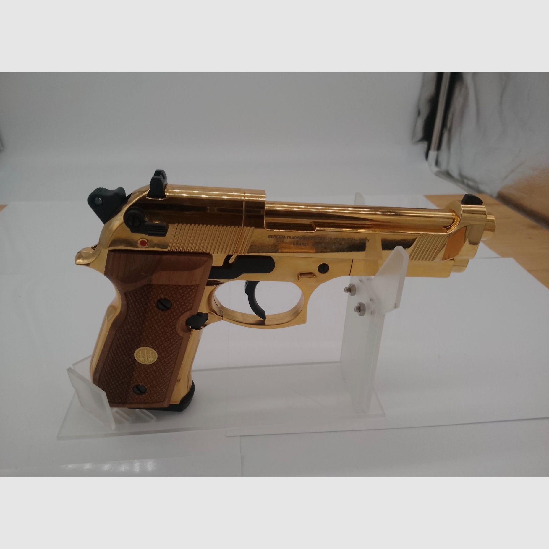 Beretta Mod.92 FS, 24 Karat Gold-Finish mit Echtholzgriffschalen, Bild 2 von 5