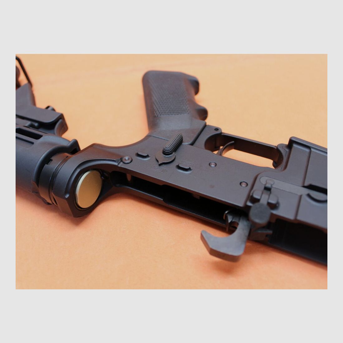 Różne dolne obudowy Oberland Arms OA-15: Dolny odbiornik półautomatyczny kompletny/ System kolby karabinu AR-15