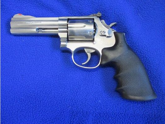 Revolver Smith & Wesson 686 4 Zoll stainless mit Hogue Griff 686