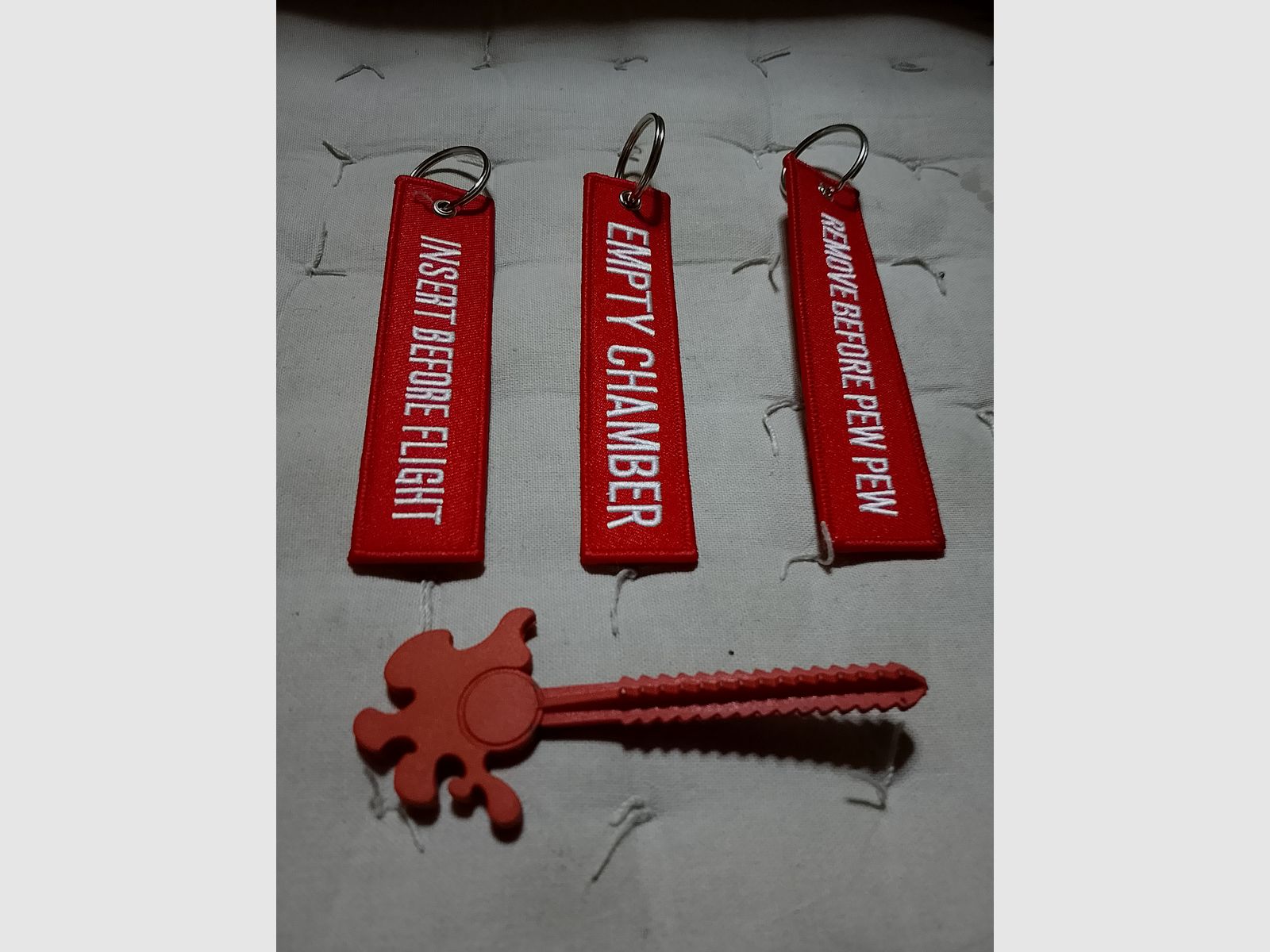 Ram Transport Bouchon Rouge pour Marqueurs Paintball Canon Bouchon cal 43 Universel + 3 Porte-clés avec des Citations