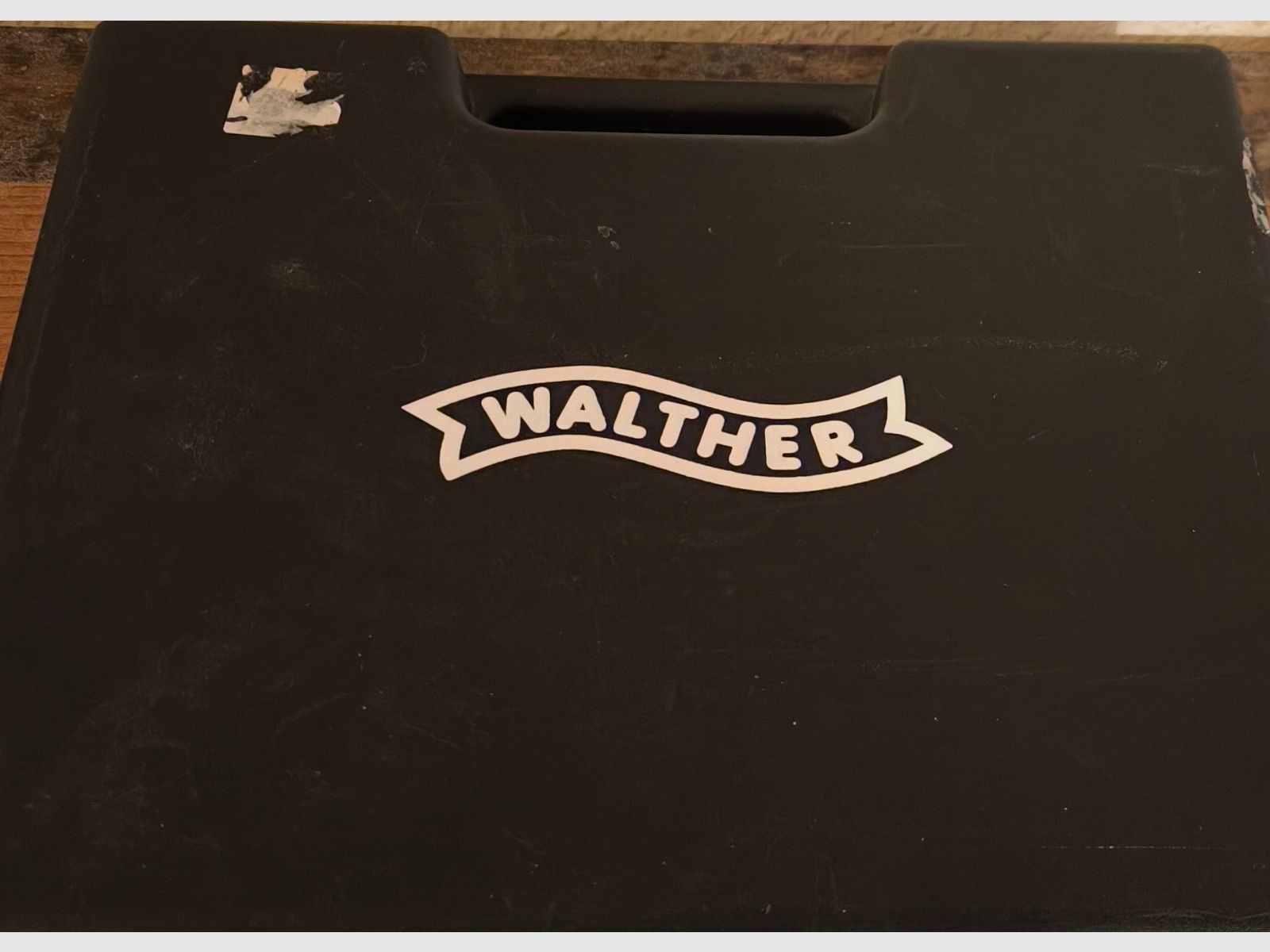 Attention collectors & James Bond fans, rarity - display piece - limited special edition & new for decades, as well as no longer available on countless pages and platforms, Walter PP with white grip scales & VHS, top condition!!! Like new.