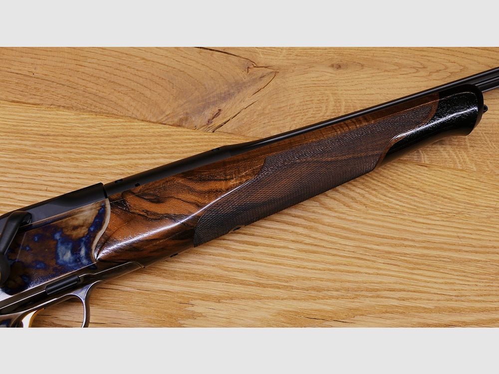 Blaser R8 mit Bunthärtung / Stahlsystem / kannelierter Lauf .308 / Stahlkugel gerändelt mit Blume und Goldlinie / goldener Verschlusskopf /  TRAUM AUS HOLZ & STAHL