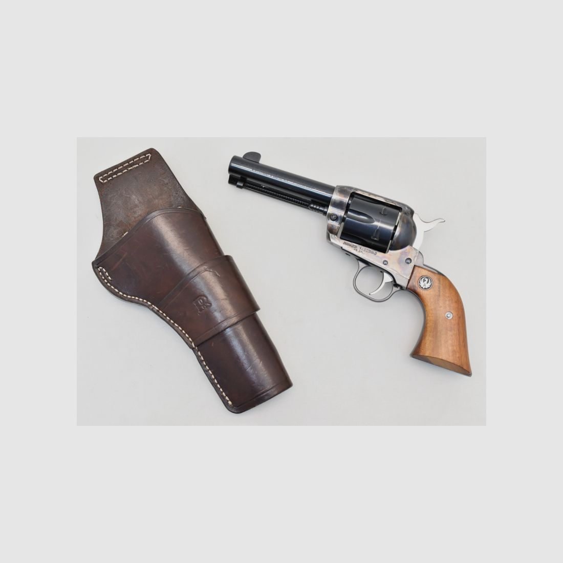 RUGER " Vaquero " Single - Action Revolver mit 4,6" Lauf Kal .45 COLT mit Lederholster