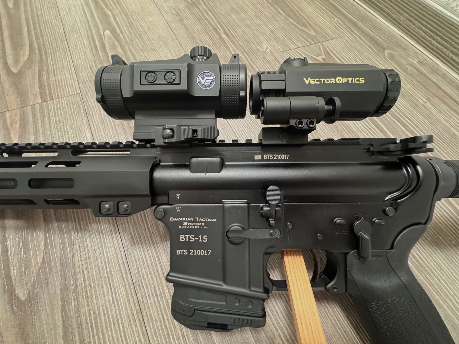 BTS AR15 calibro 300 BLK Blackout con grilletto Match e ottica Vector