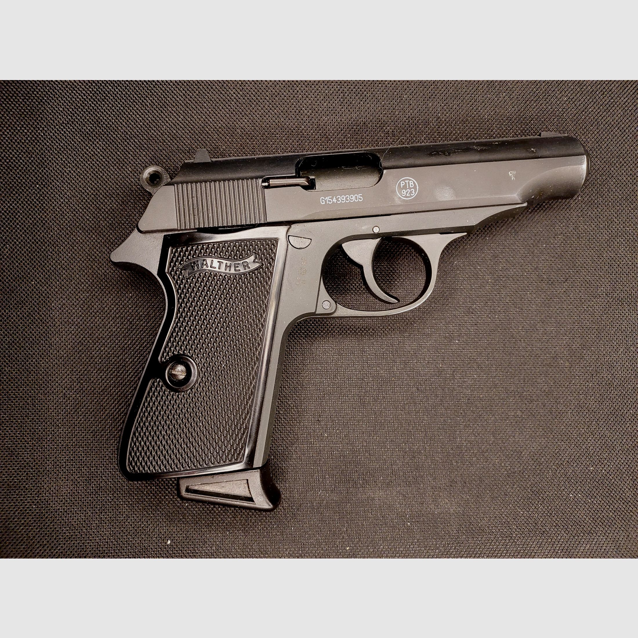Pistola de señal Walther PP Cal. 9mm P.A.K. negra niquelada (PTB 923) con maletín