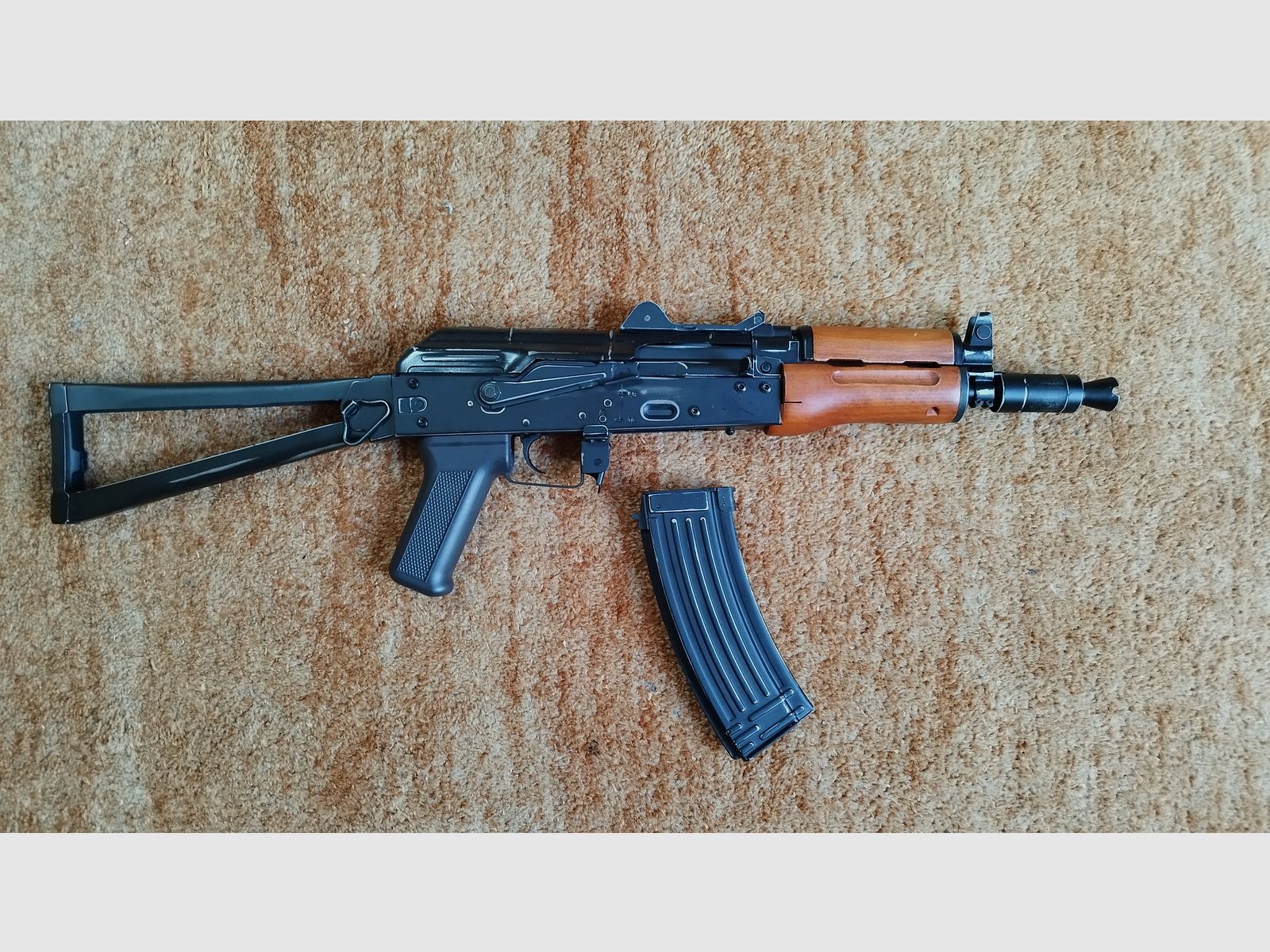 APS AKS-74U Vollmetall Echtholz BlowBack S-AEG 6mm BB schwarz - Used Look Edition + Akku + Ladegerät