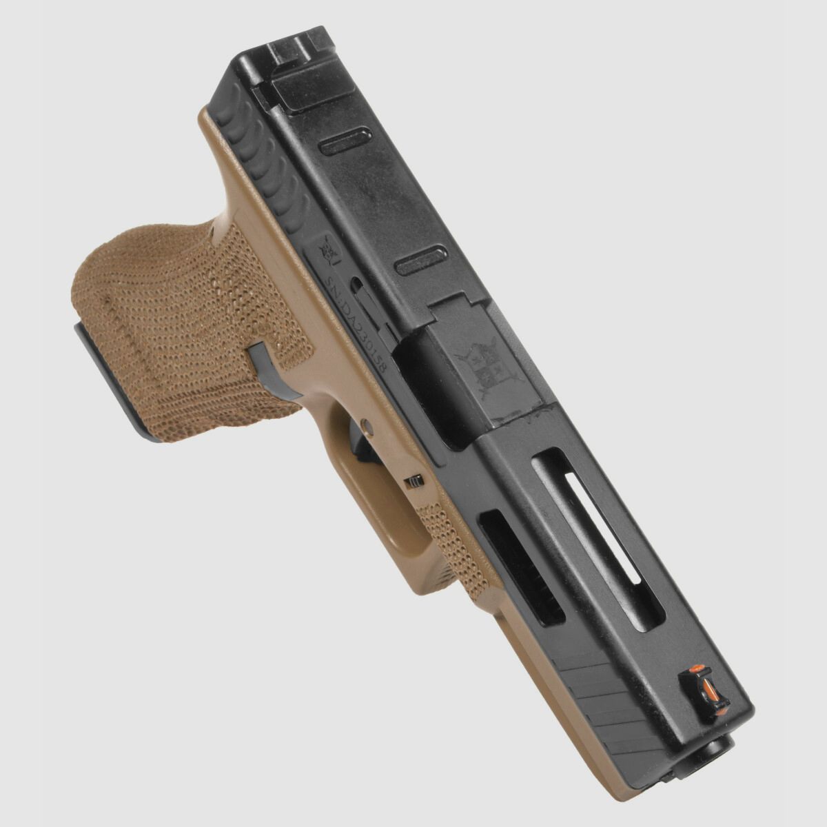 P01 GBB Airsoft Pistole in TAN | Delta Armory