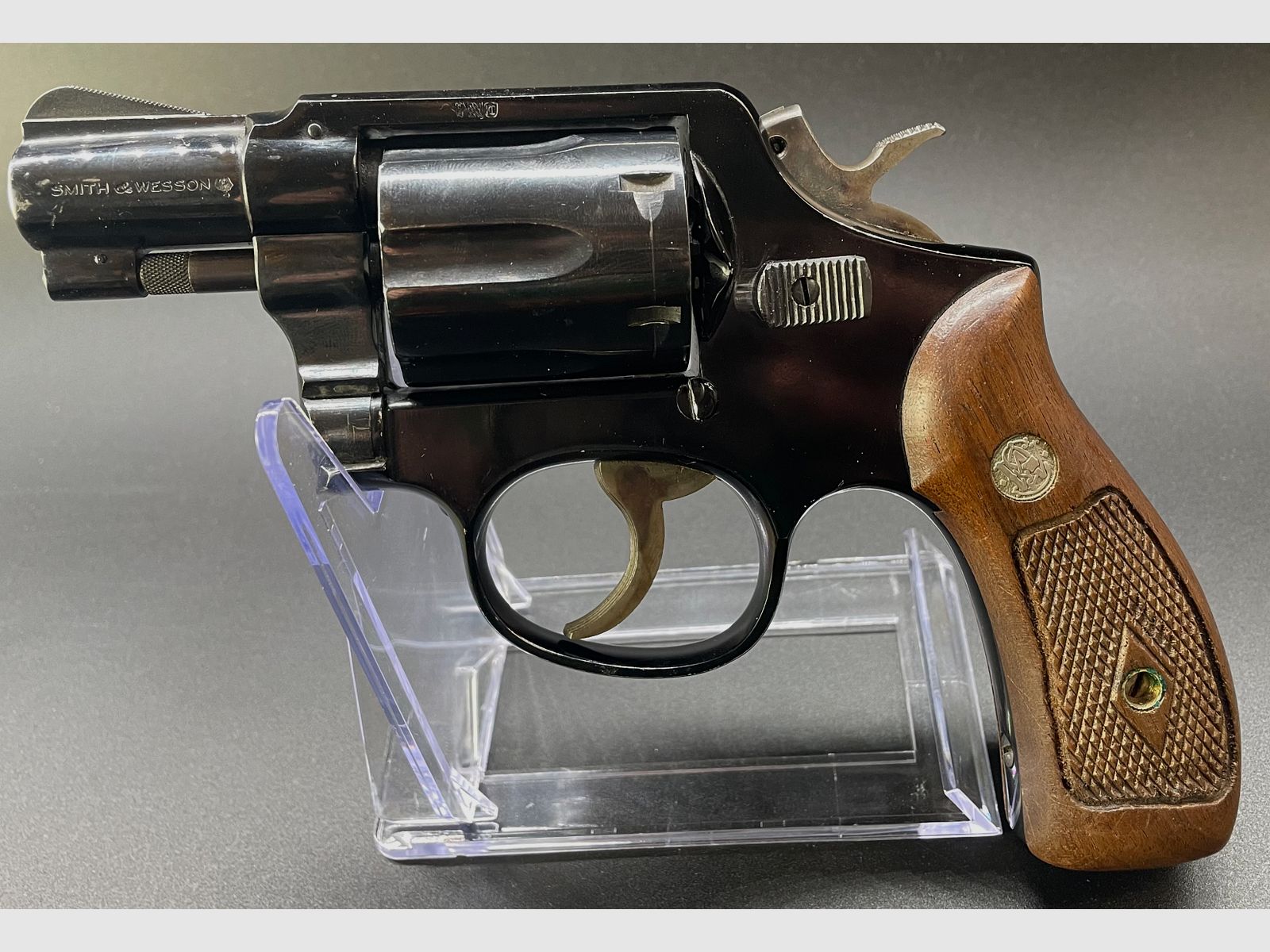 Smith & Wesson Mod.: 12 .38Special 2" barrel wooden grips 6-shot revolver "Airweight