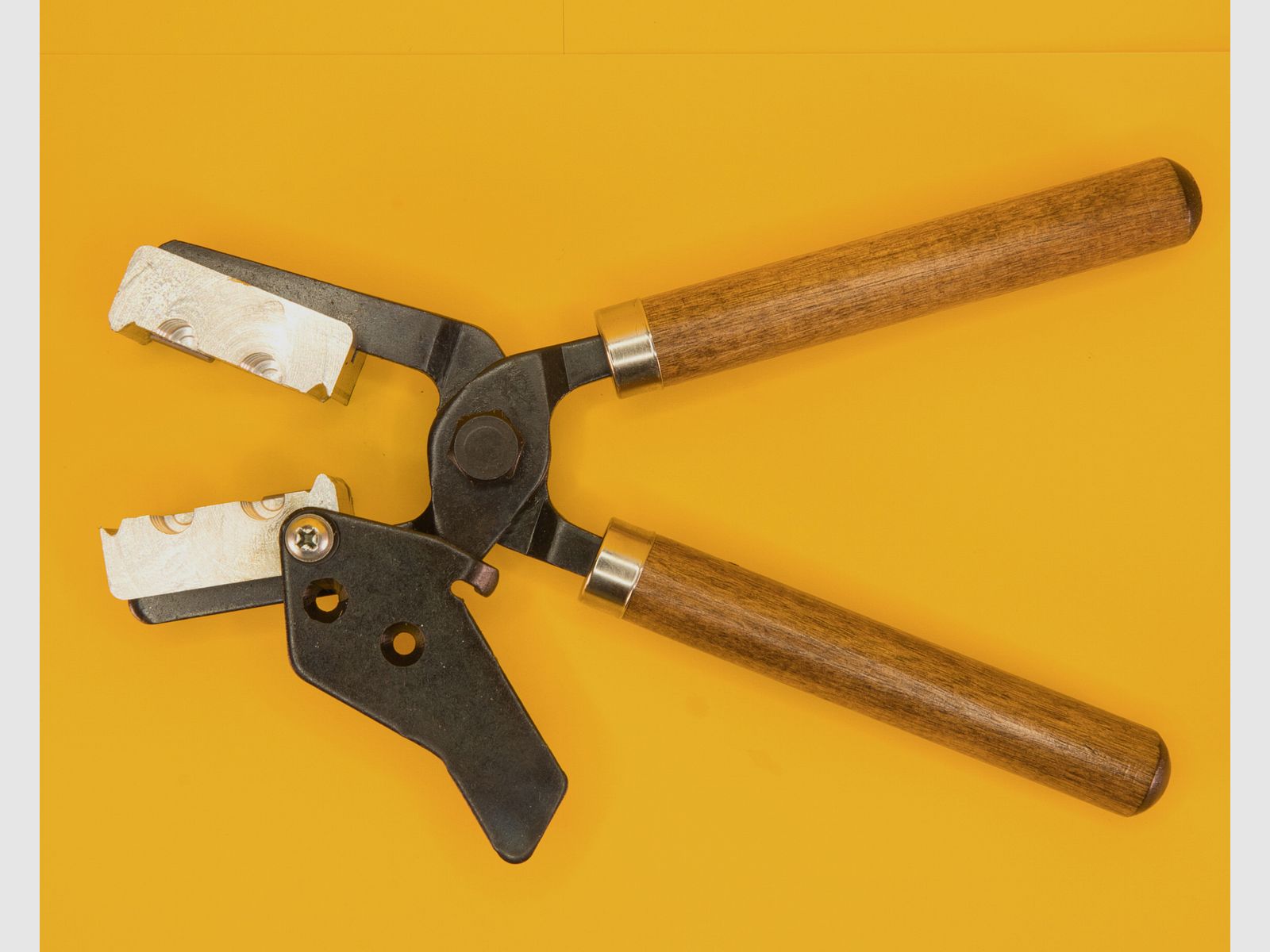 Lee 2-fach Kokille mit Handgriffen im Kaliber .358 Wadcutter Geschossgewicht 148 grs 