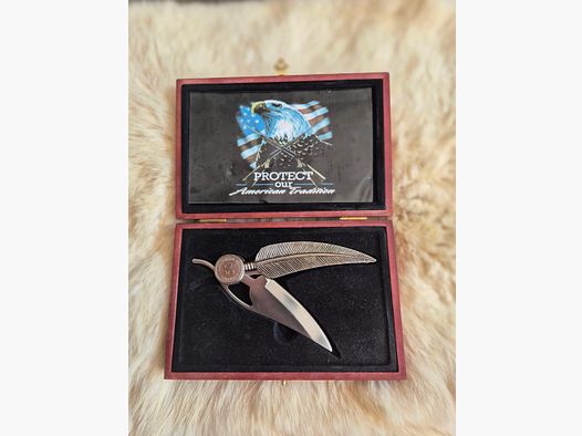 Taschenmesser in Form einer Feder mit Schatulle