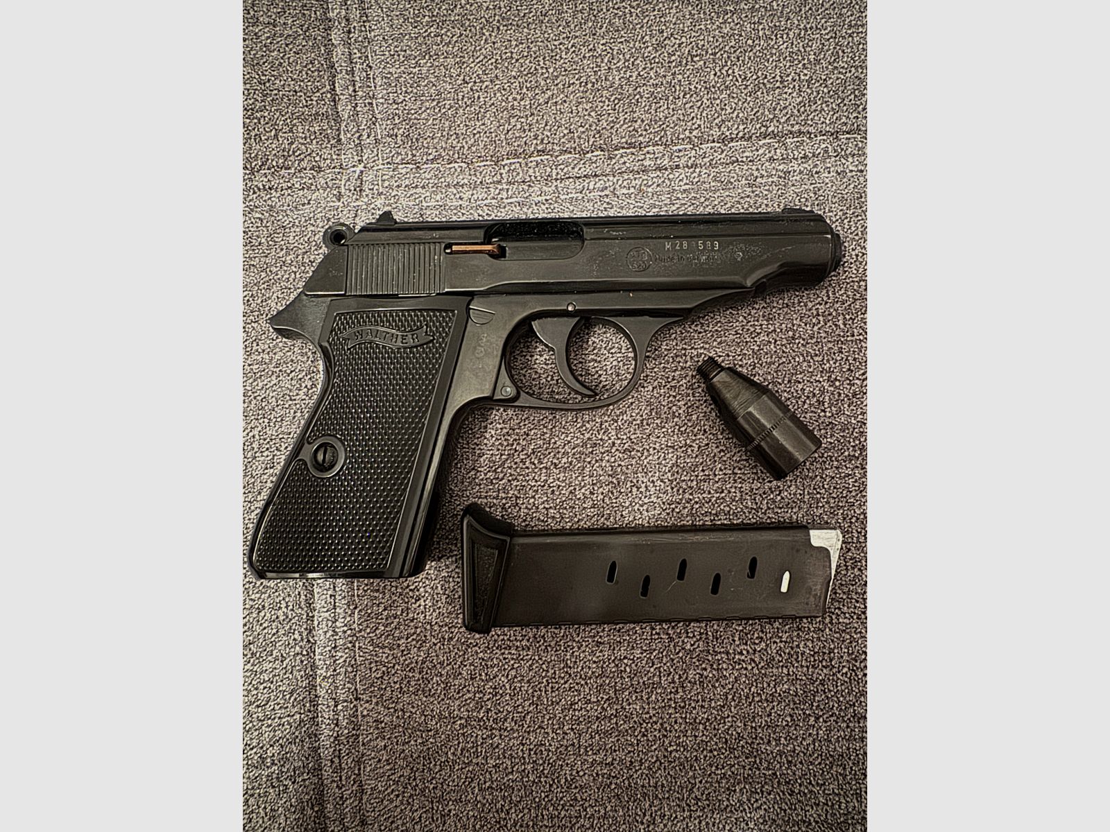 Blank pistol Walther PP (9mm P.A.K.) – Ultimate collector’s complete set with case, certificate, ammunition & pyrotechnic ammunition