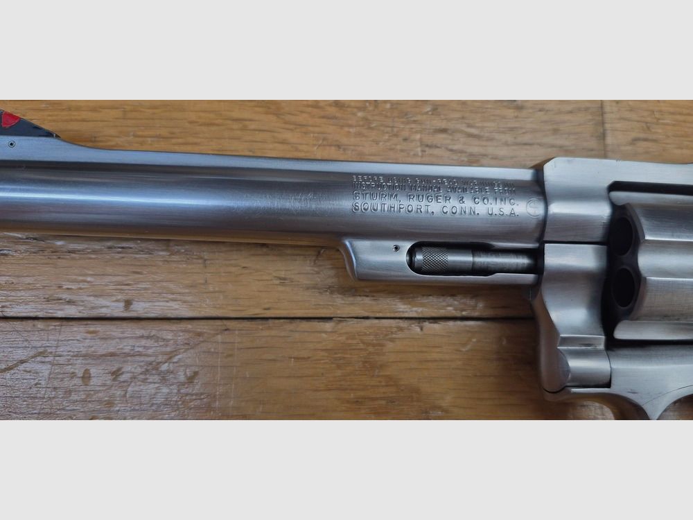 Sehr schöner Revolver Sturm Ruger Security-Six — Kal. .357 Magnum — Weniger verbreitete Edelstahl-Finish in sechs Zoll — Waffe aus Ende 1981 / Anfang 1982 — Immer noch die beste Zeit von Bill Ruger — Sehr sehr schöner physischer Zustand des ästhetischen und mechanischen Athleten! — Pachmayr-Griffschalen — Spiegel-Lauf — Ein Klassiker, der in Edelstahl und in sechs Zoll selten geworden ist — TBE+ / TBE++, Bild 27 von 28