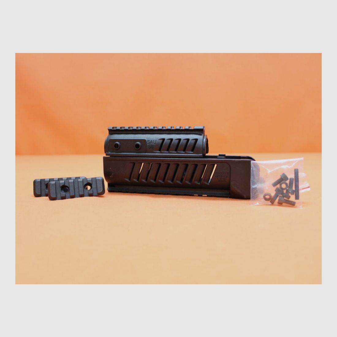 FAB Defense CZ vz.58: Protezione superiore/inferiore FAB Defense SA-58 Sistema a 4 binari/ SET Polimero Nero, superiore/inferiore con profilo Picatinny