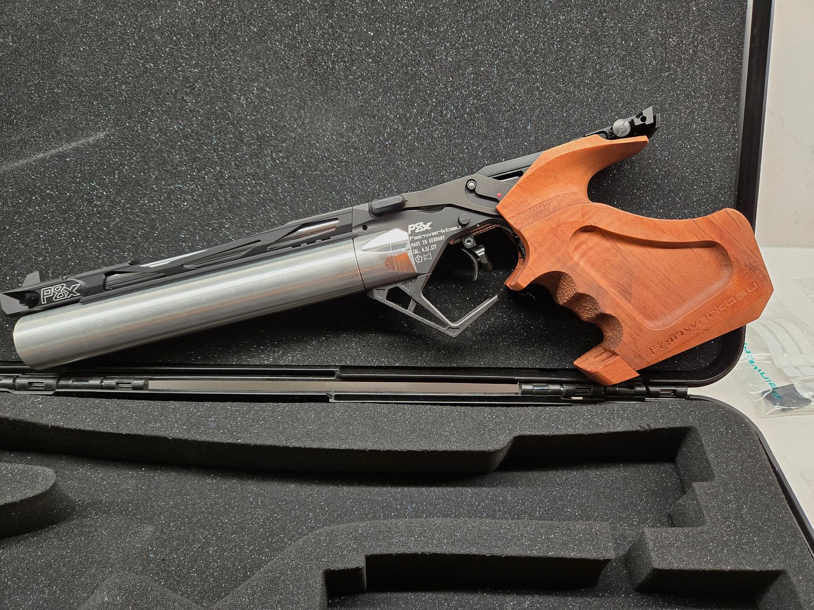 Match air pistol Feinwerkbau P8X (grip M) as good as new with accessories
